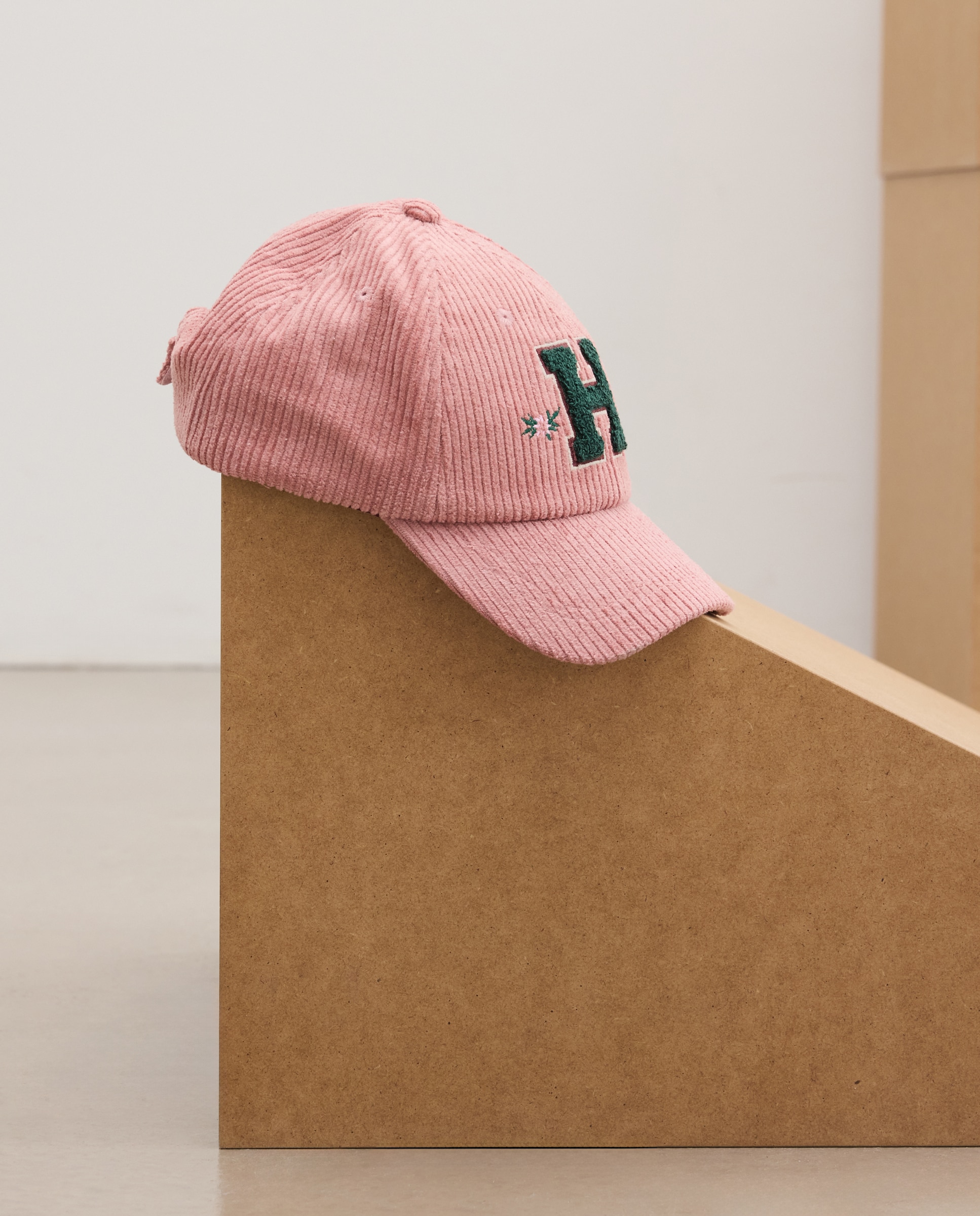 Imagen 0 de GORRA PANA PARCHE LETRA Rosa claro
