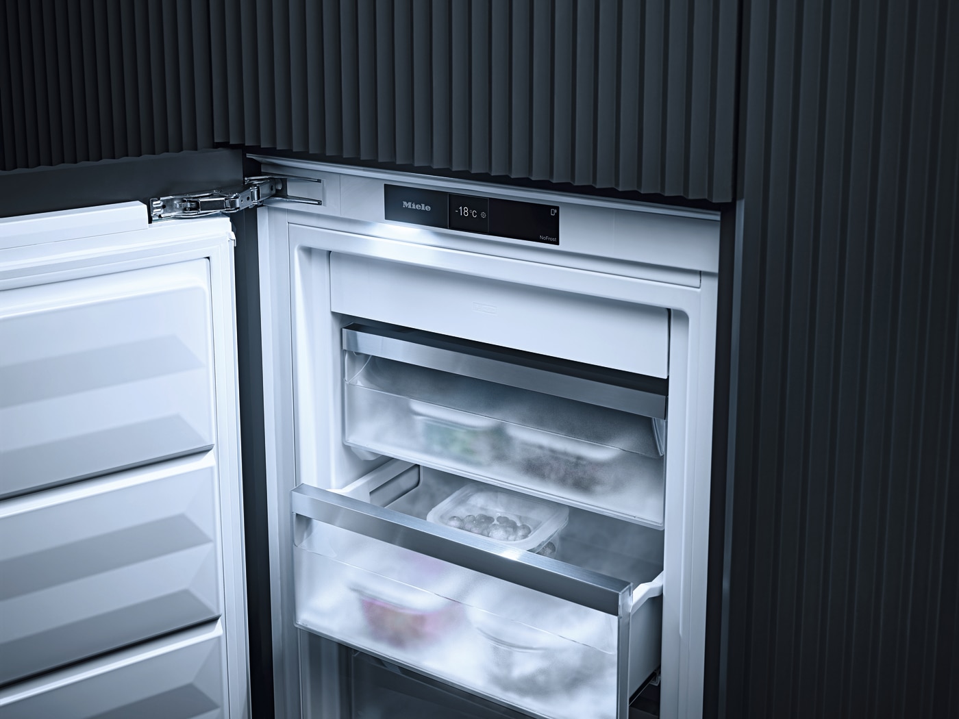 Arca Congeladora Vertical Encastrável Miele FNS 7470 D NoFrost e de 139,5 cm - Branco Branco-7