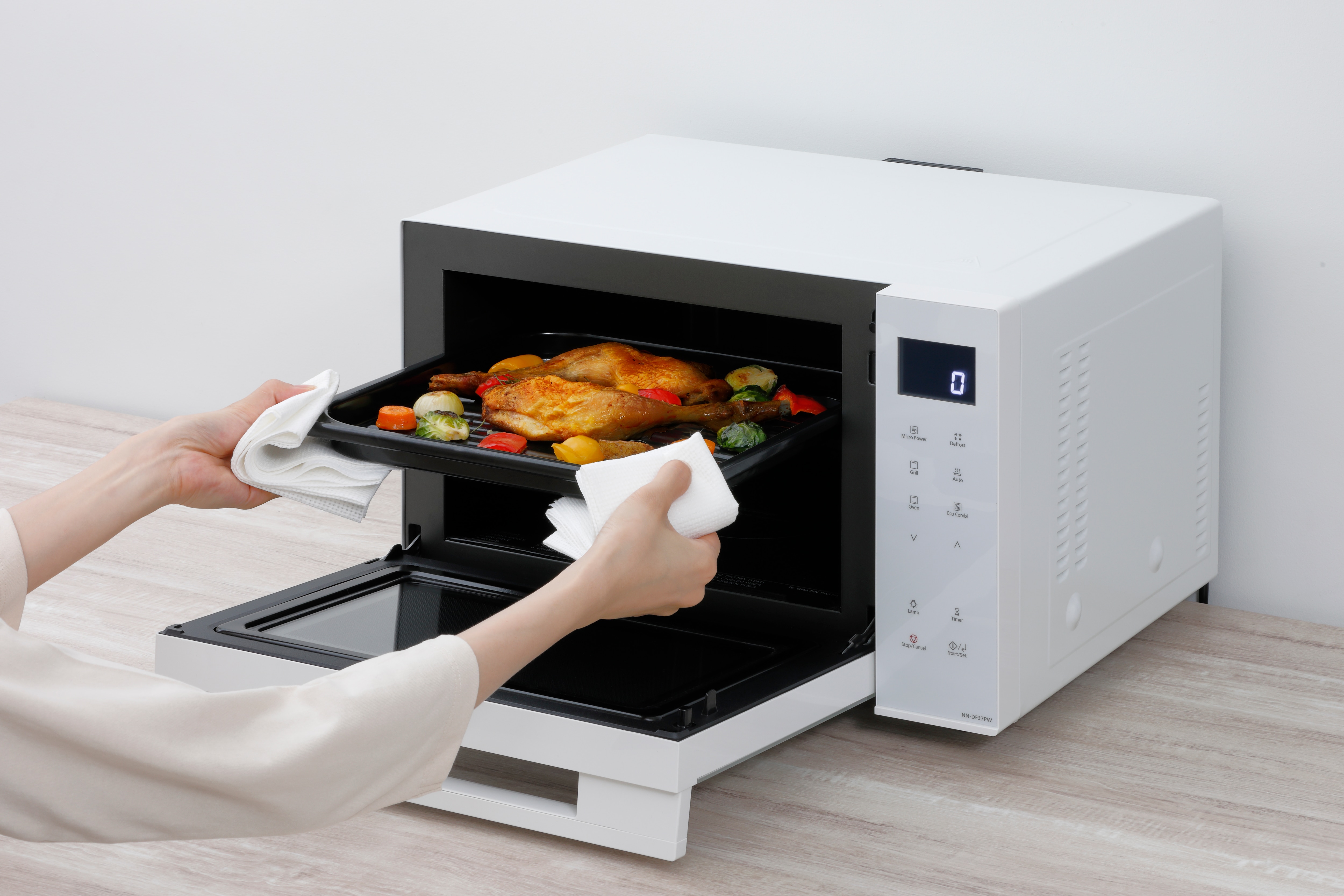 Microondas Panasonic 23 litros, con grill - NN-DF37PWEPG Blanco-9