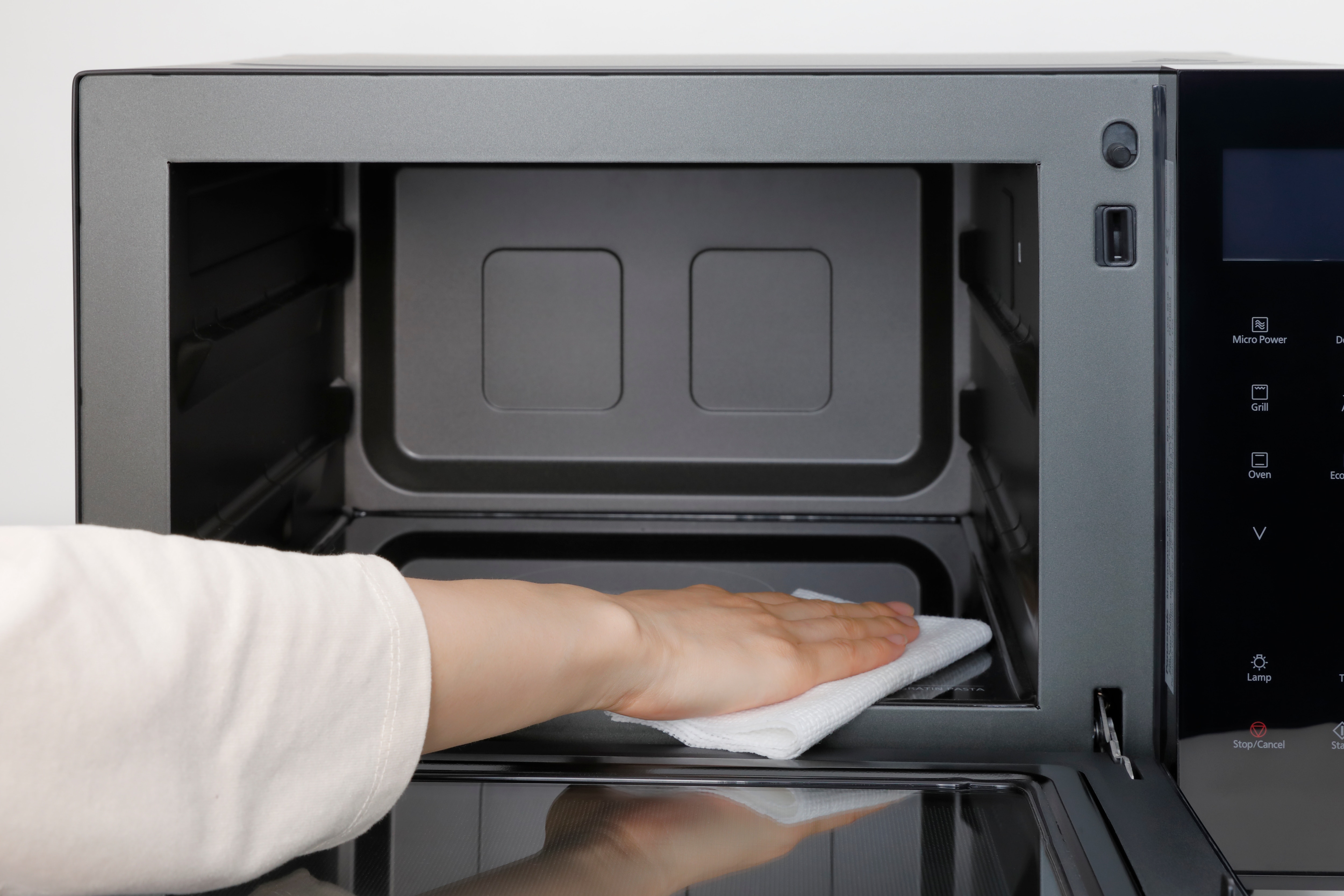 Microondas Panasonic 23 litros, con grill - NN-DF38PBEPG - Negro Negro-7