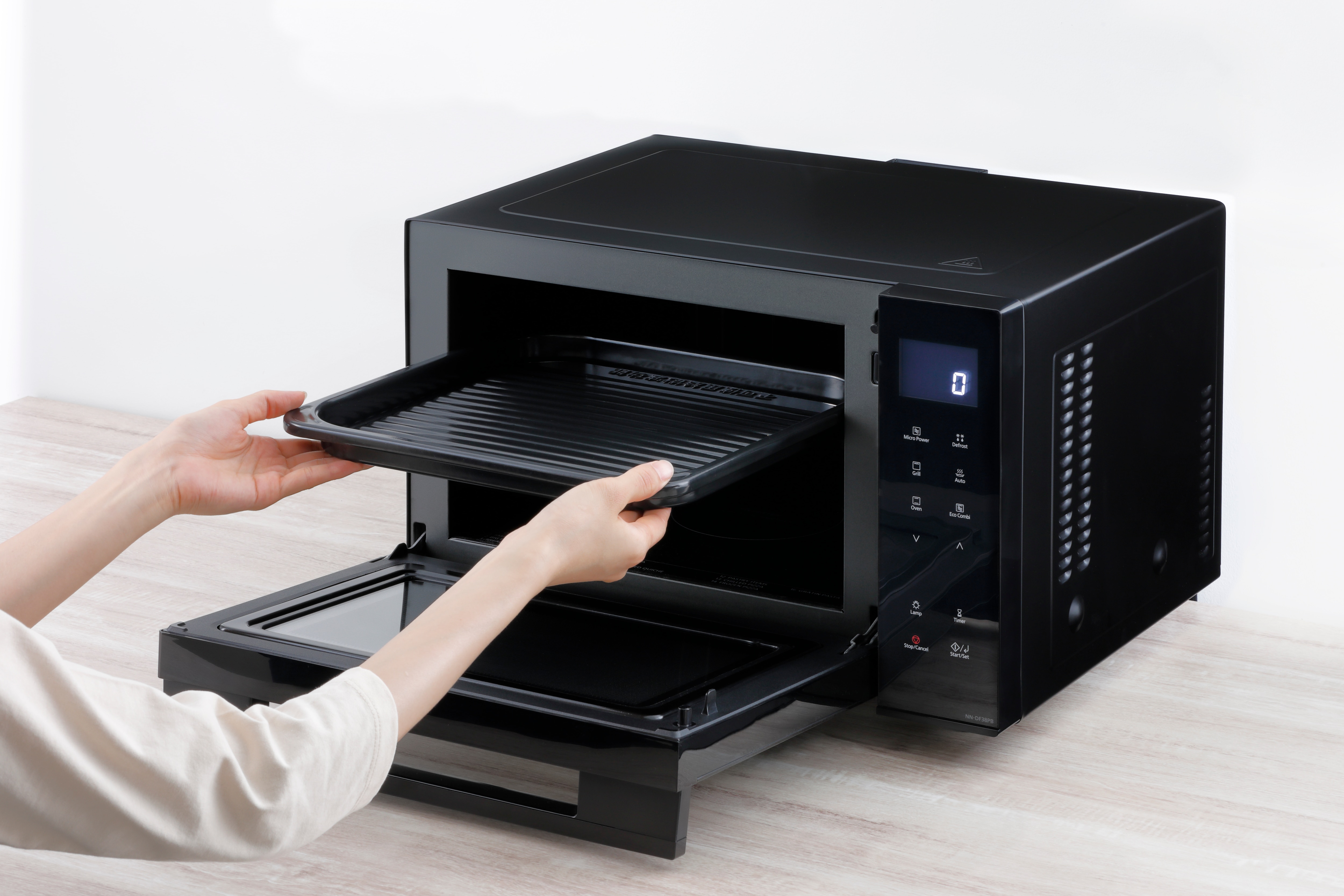 Microondas Panasonic 23 litros, con grill - NN-DF38PBEPG - Negro Negro-9