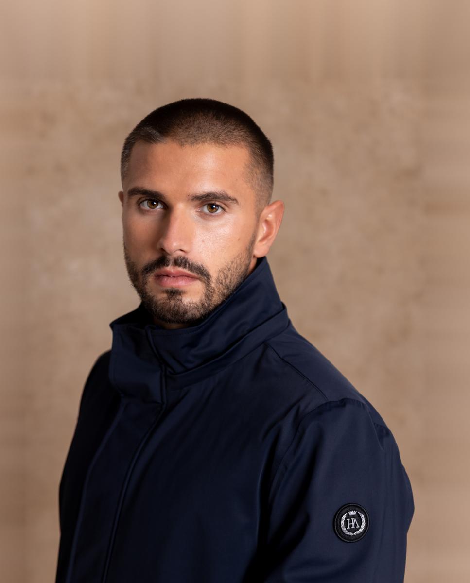 Imagen 5 de Parka impermeable de hombre de diseño minimalista y líneas contemporáneas. - Henry Arroway - Azul marino Azul marino