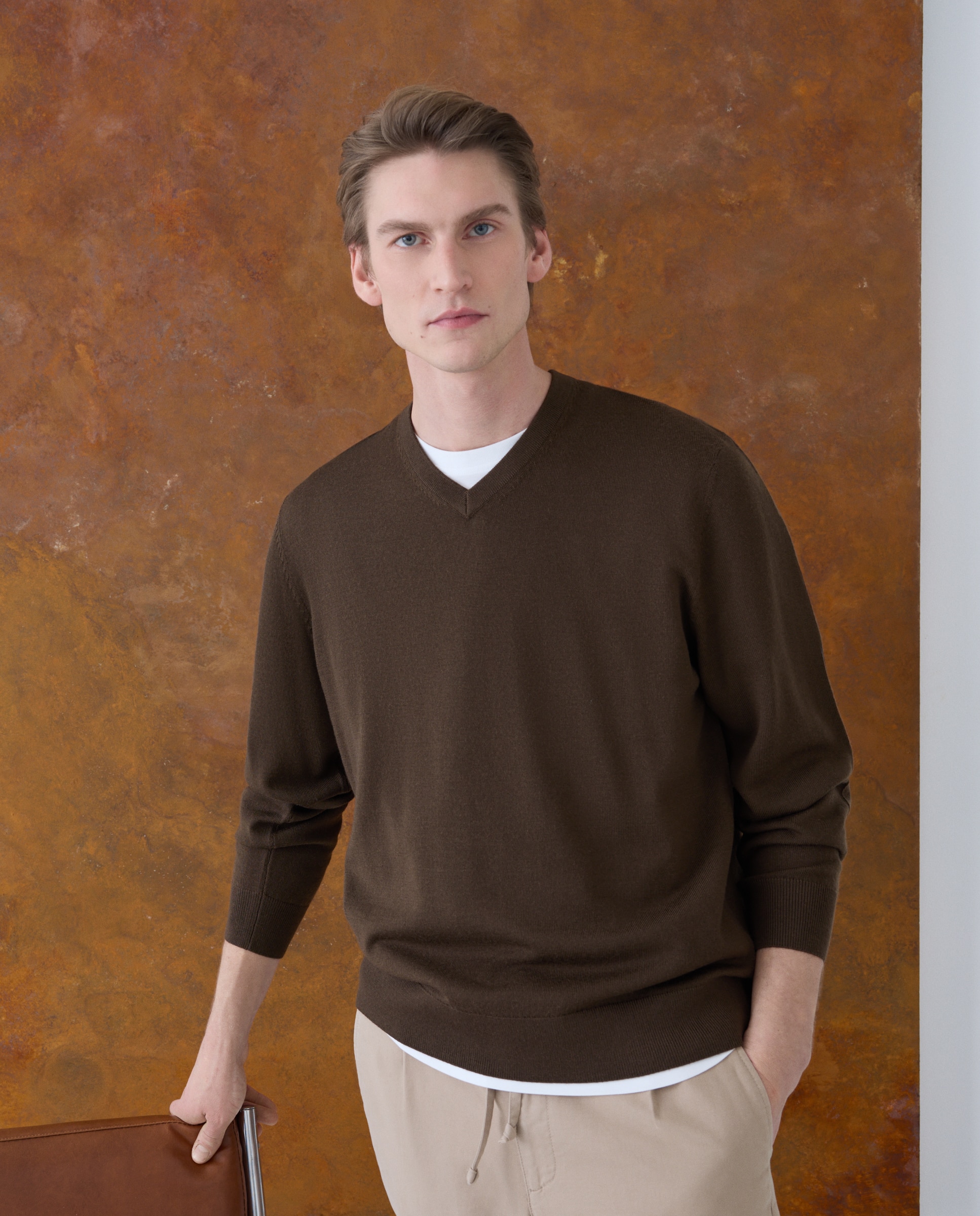 Camisola de Malha Lisa 100% Lã Merino com Decote em Bico Castanho-escuro-2