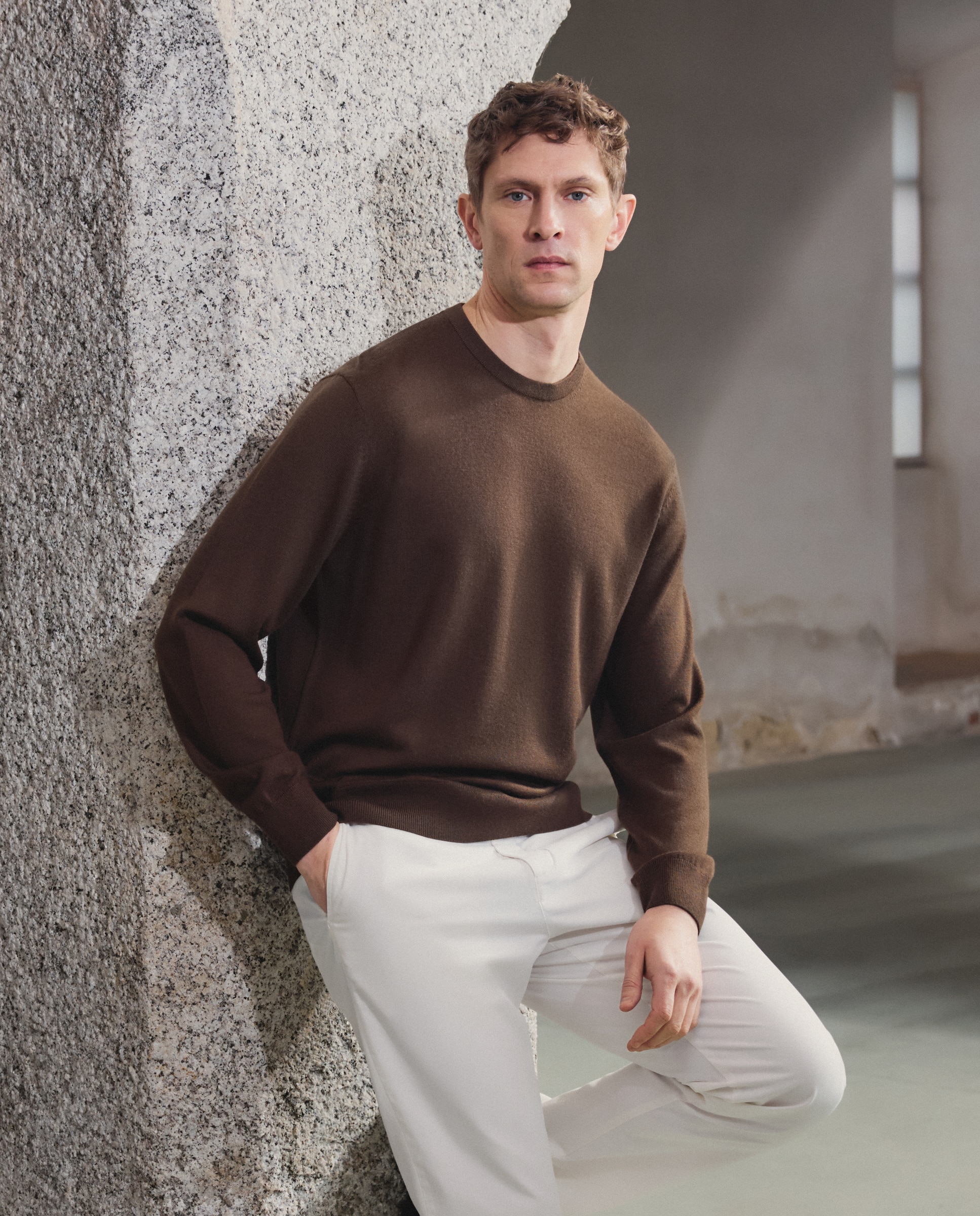 Camisola de Malha Lisa 100% Lã Merino com Decote Redondo Castanho-escuro-1