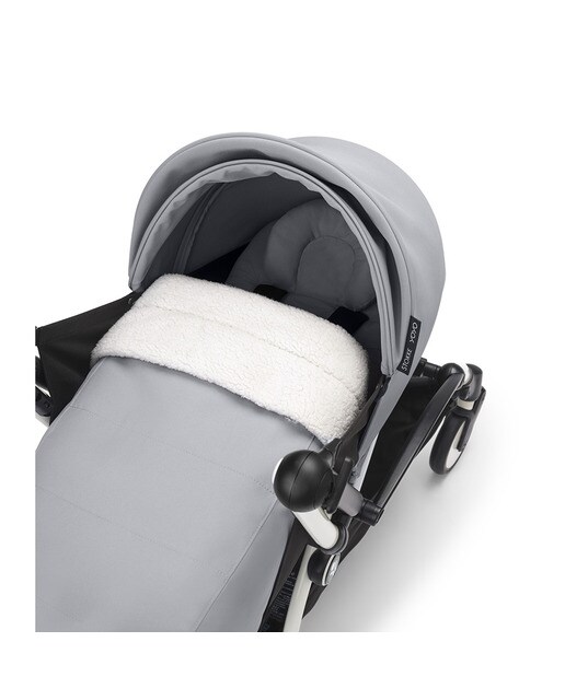 Carrinho de passeio Stokke® YOYO³ com chassis branco e pack recém-nascido 0+ Stone 2