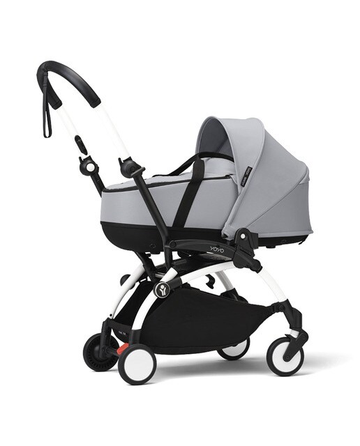 Carrinho de passeio Stokke® YOYO³ com chassis branco e alcofa Stone 1