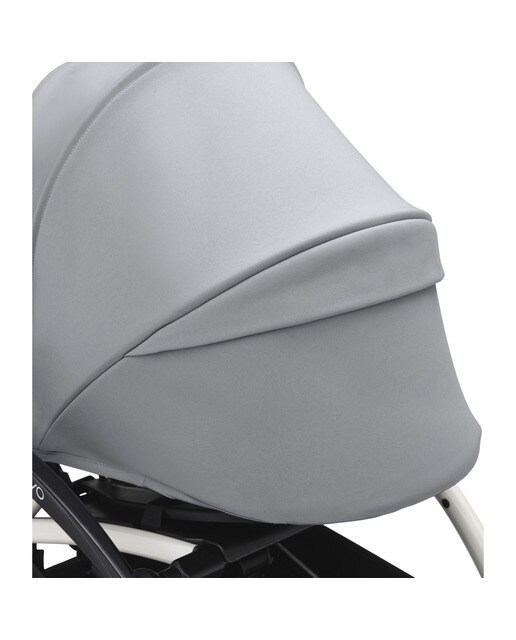 Carrinho de passeio Stokke® YOYO³ com chassis branco e alcofa Stone 2