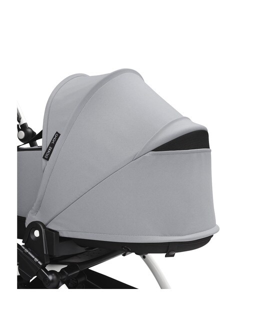 Carrinho de passeio Stokke® YOYO³ com chassis branco e alcofa Stone 3