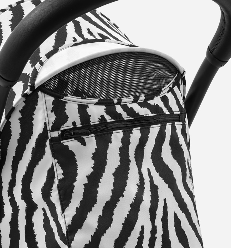 Carrinho de passeio Stokke YOYO Wild Collection Zebra com chassis preto 3