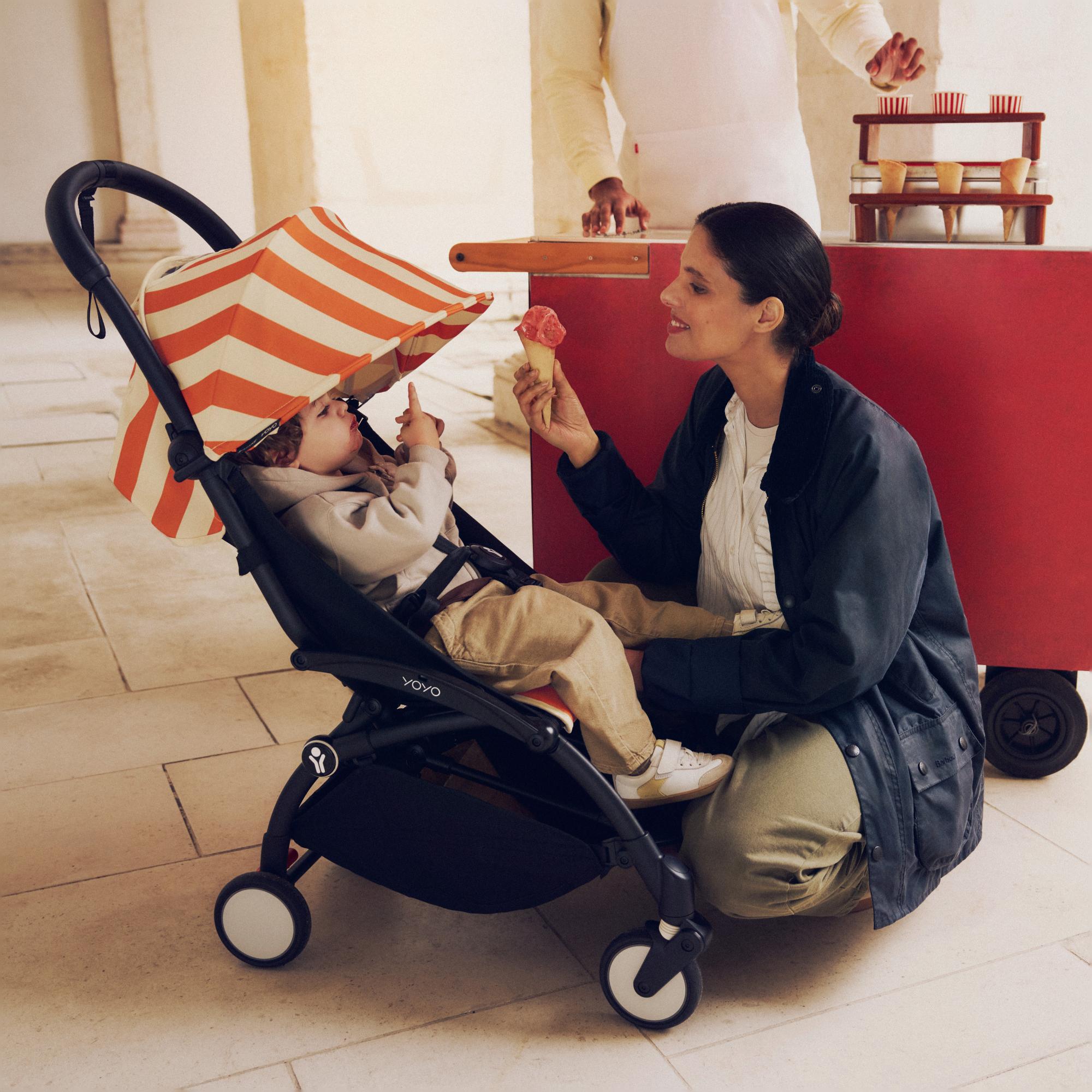 Carrinho de Passeio Stokke® YOYO³ com Chassis Preto e 6+ color pack Coleção Riviera Laranja 8
