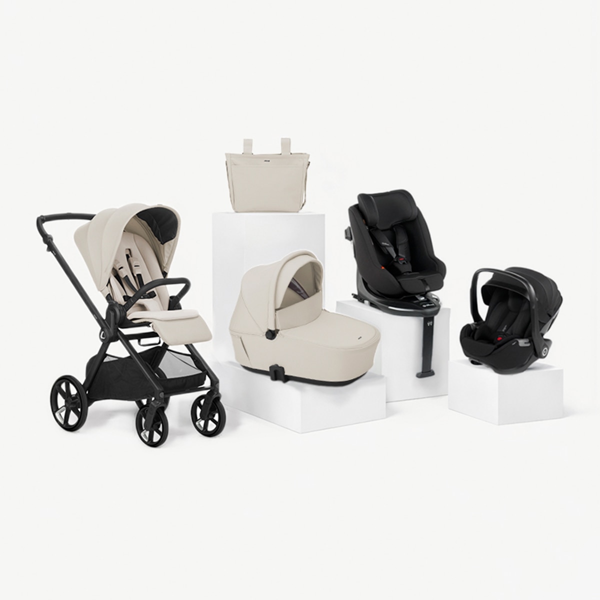 Imagem 0 de Carrinho de Passeio Jané Muum 5 bege + Alcofa Sleep + Cadeira Auto Kombibaby preto + Kombibase + Kombikid preto