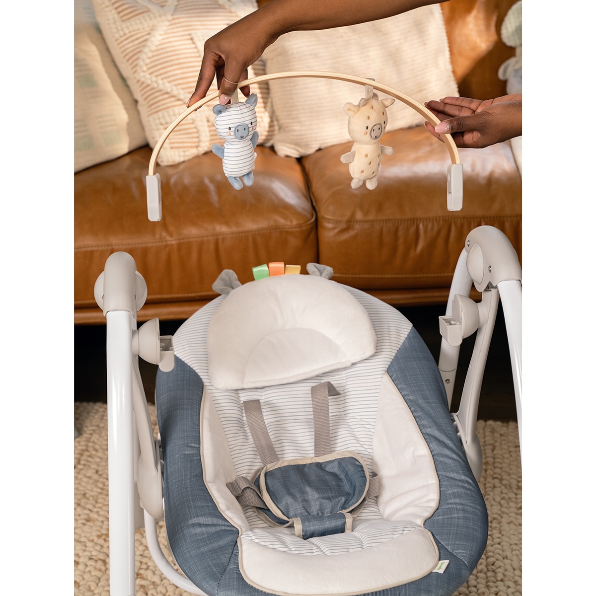 Baloiço Portátil + Ingenuity + Swing 'n Go Portable Swing- Chambray Azul-15