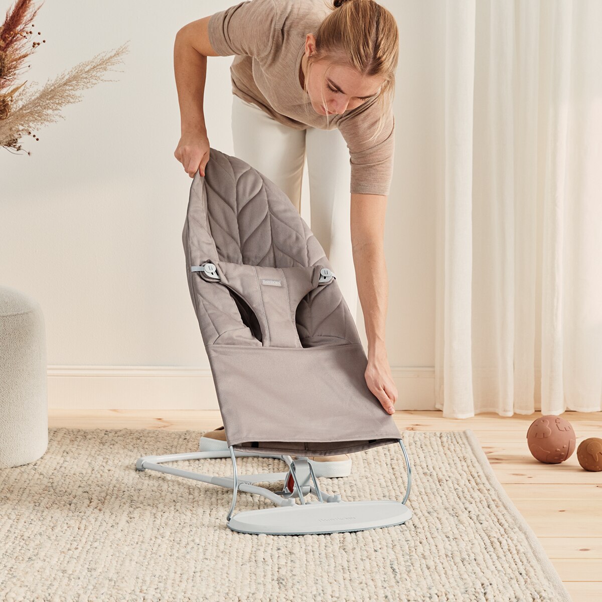 Hamaca Bliss BabyBjörn tejido Woven acolchado pétalo - Gris Arena Gris Arena-2