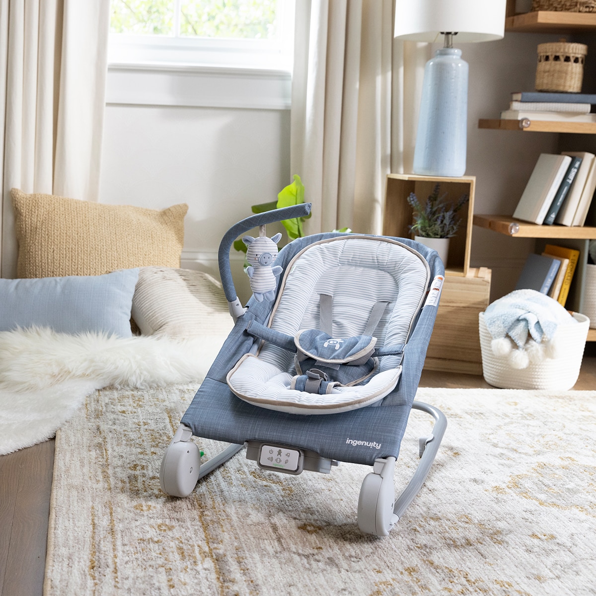 Rede e Cadeira de Baloiço + Ingenuity + Happy Belly Rock-to-Bounce Massage Seat - Chambray Azul-7
