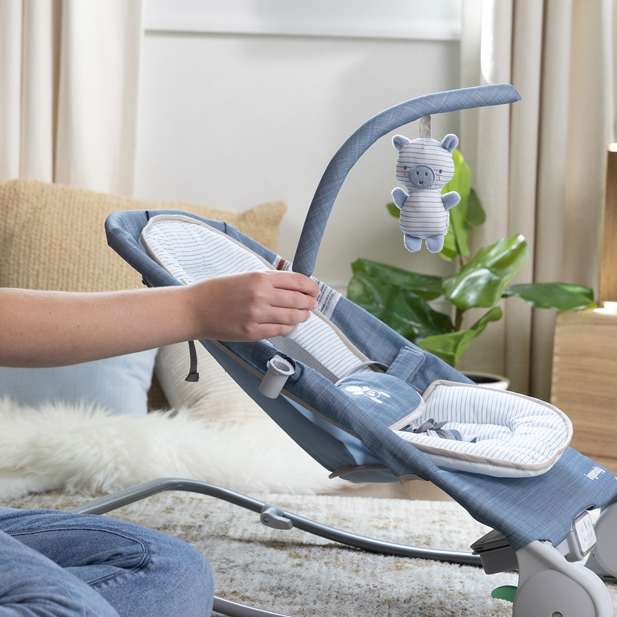 Rede e Cadeira de Baloiço + Ingenuity + Happy Belly Rock-to-Bounce Massage Seat - Chambray Azul-11