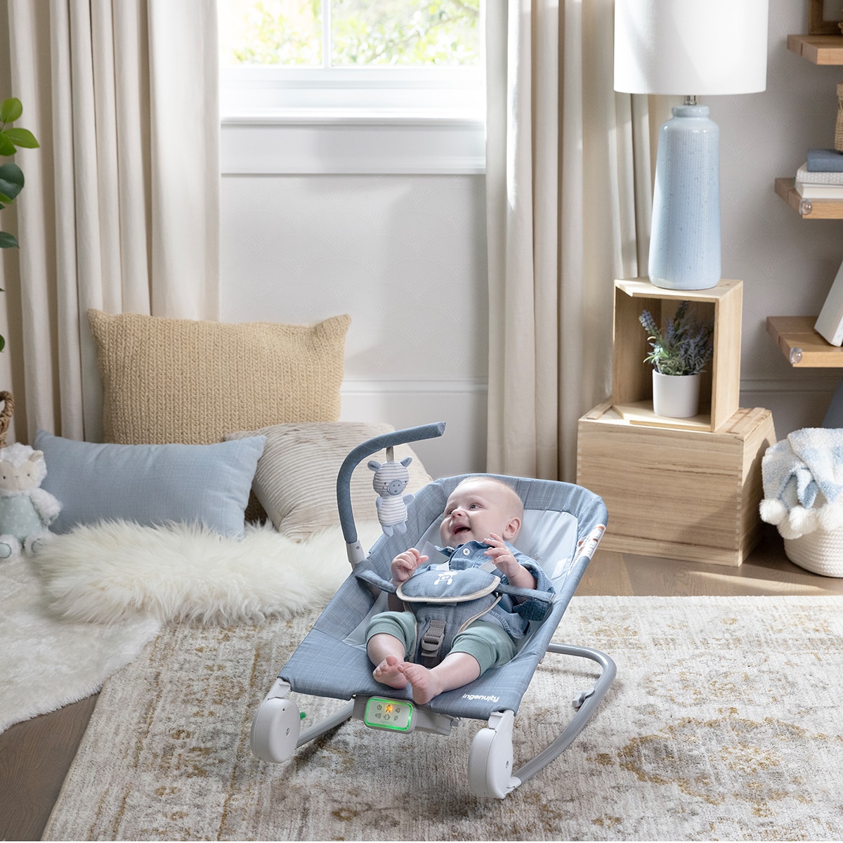 Rede e Cadeira de Baloiço + Ingenuity + Happy Belly Rock-to-Bounce Massage Seat - Chambray Azul-12