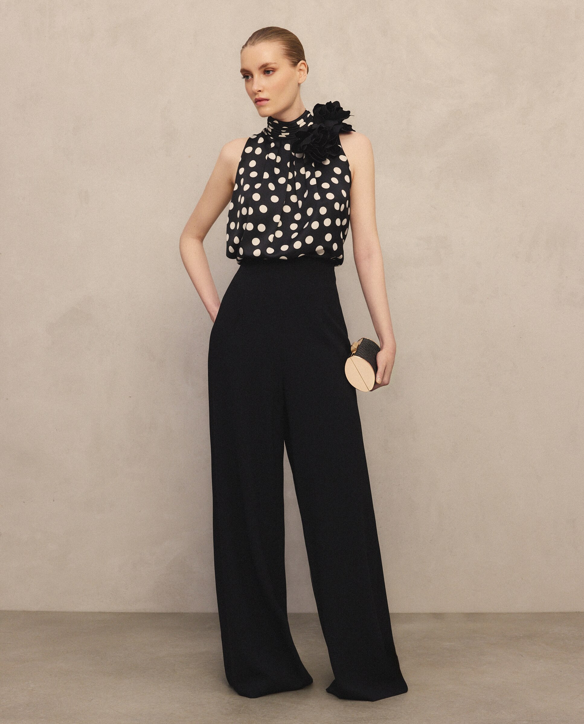 Top Halter com Flor no Ombro Preto-2