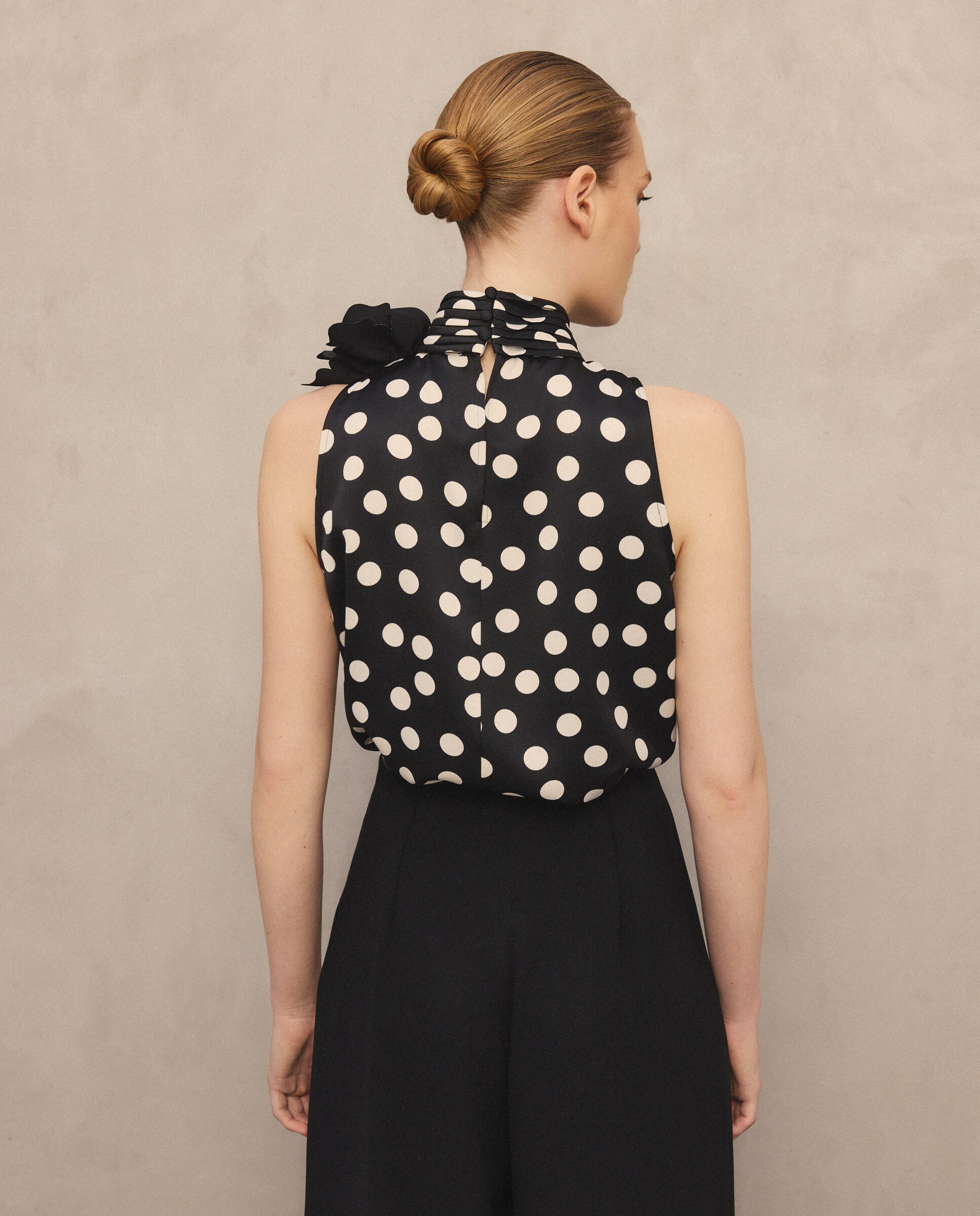 Top Halter com Flor no Ombro Preto-3