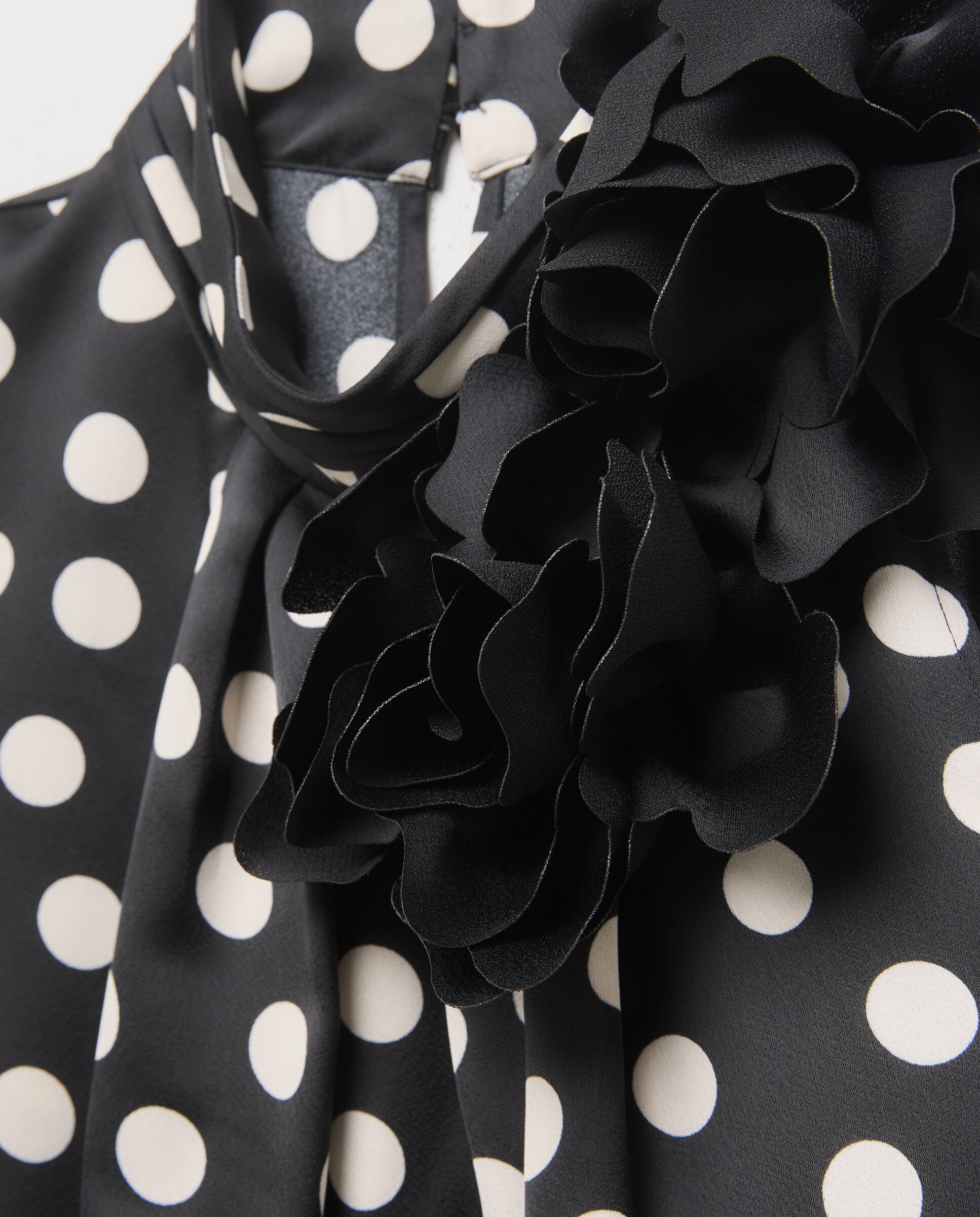 Top Halter com Flor no Ombro Preto-5