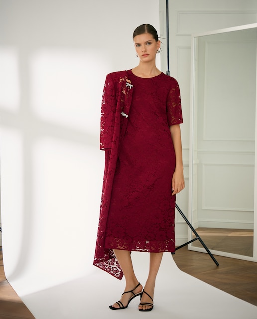 Imagem 0 de Vestido Curto de Renda e Sobretudo