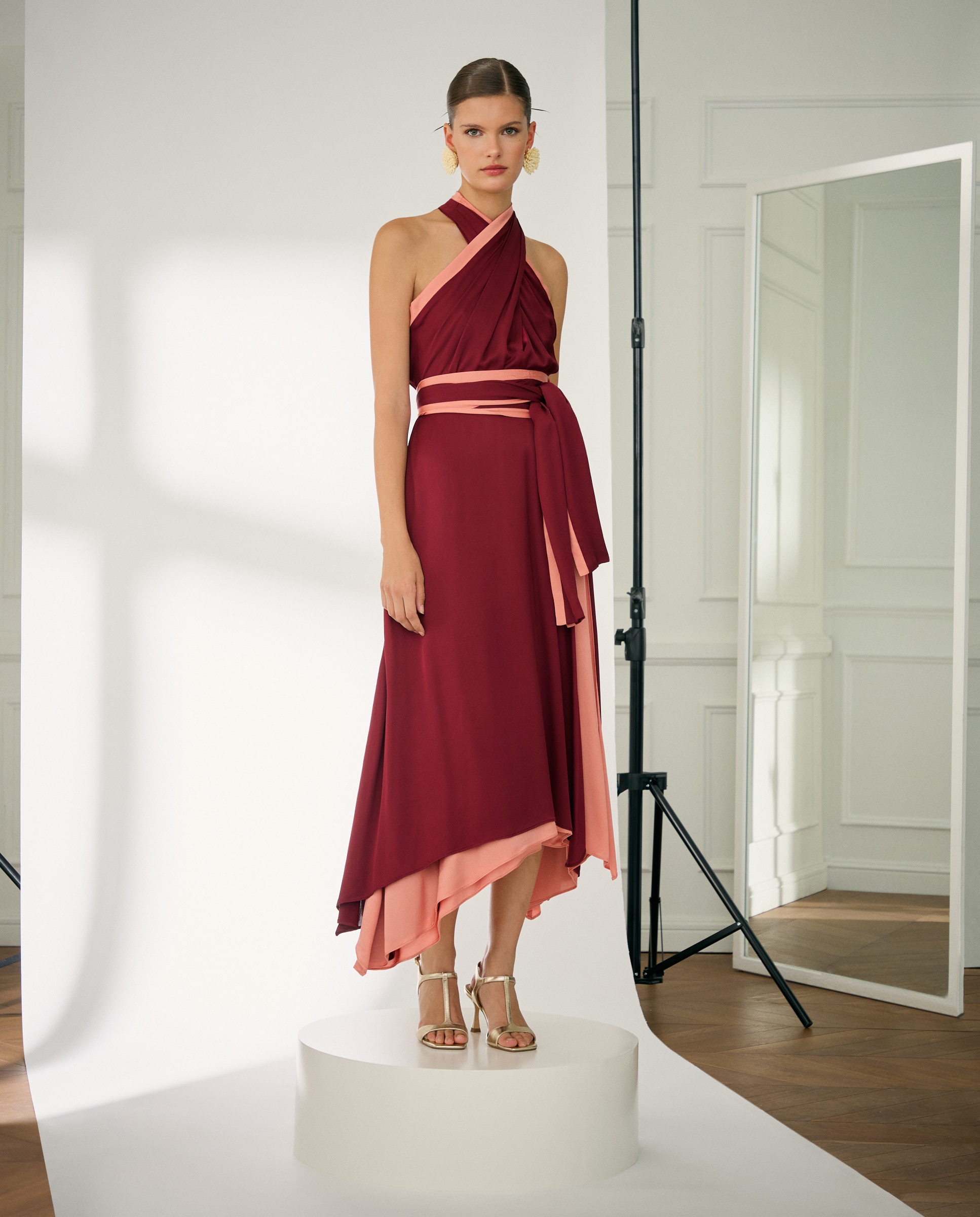 Vestido Curto Fluido com Gola Halter e Contrastes Bordeaux-1