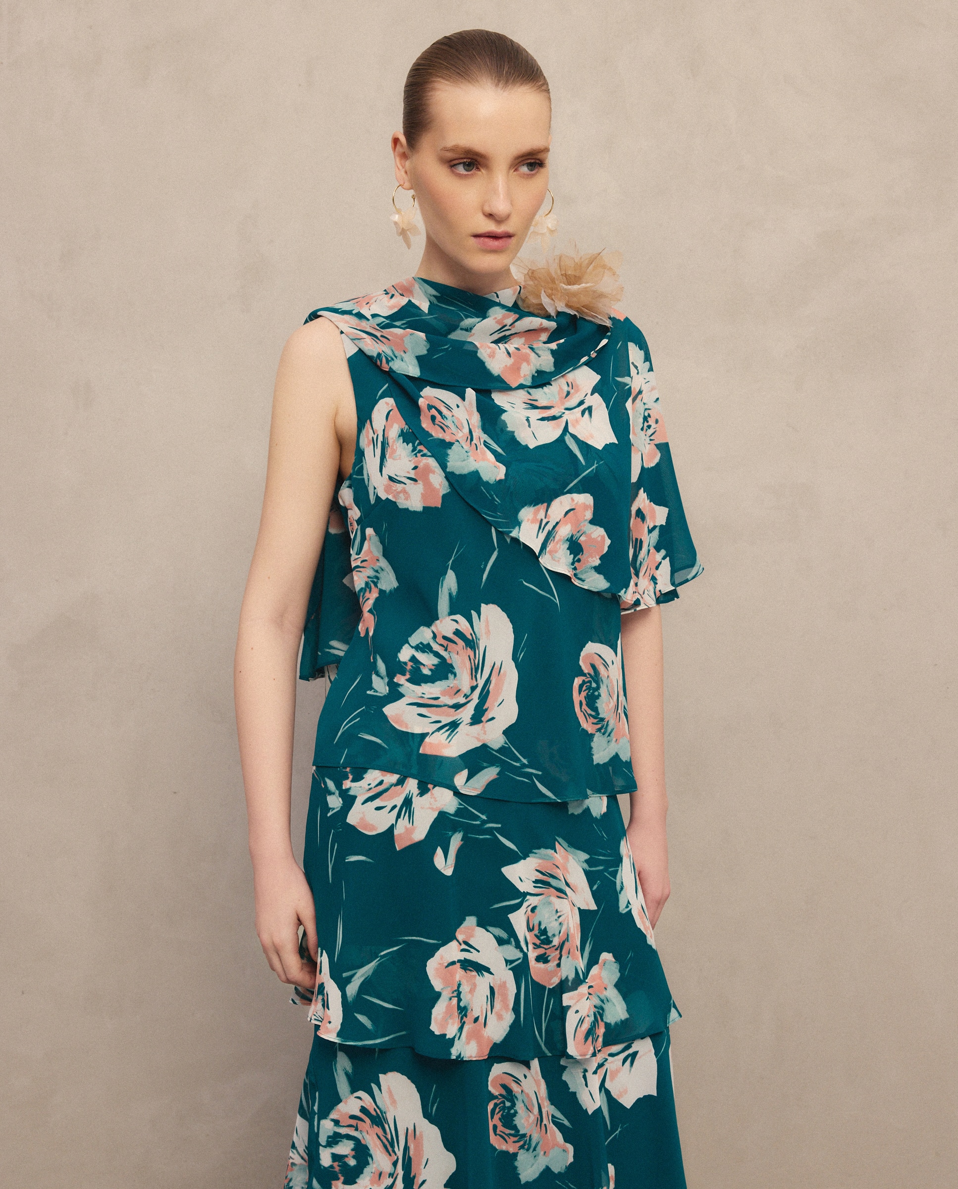 Imagem 0 de Vestido Curto Multicamadas sem Mangas e com Capelina Estampada