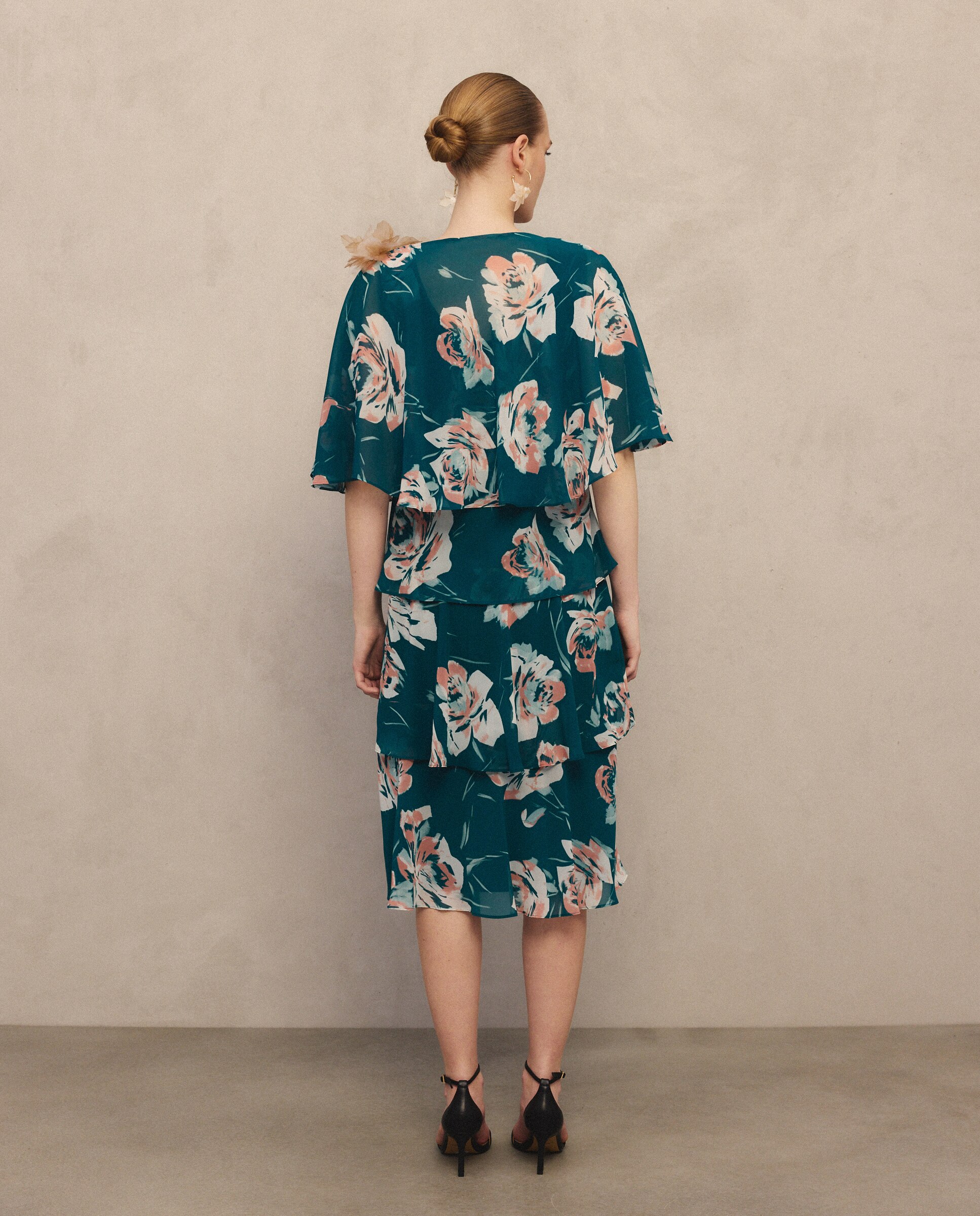 Vestido Curto Multicamadas sem Mangas e com Capelina Estampada Verde-3