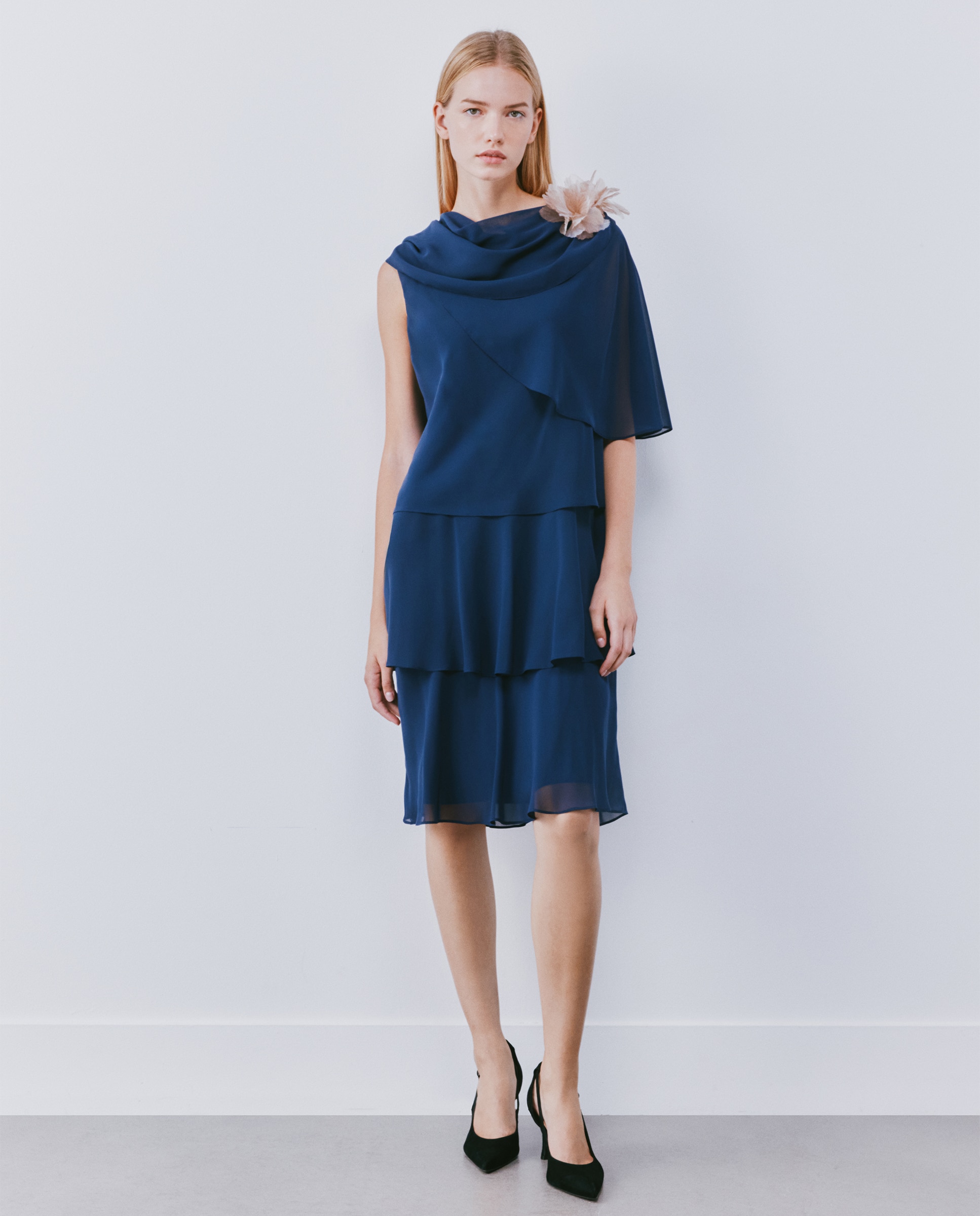 Imagen 0 de Vestido corto multicapas sin manga con capelina estampada Azul marino