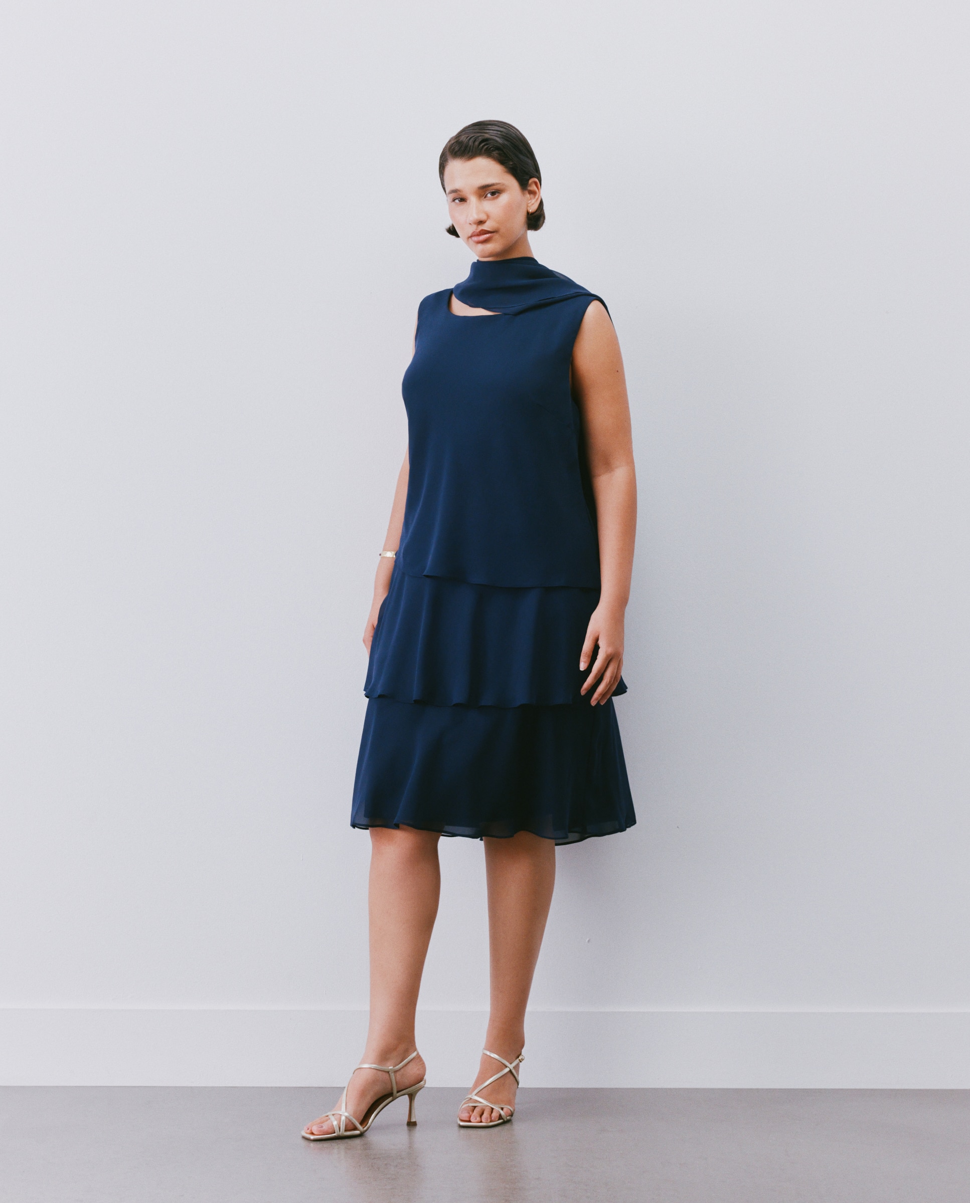 Vestido corto multicapas sin manga con capelina estampada - Woman Fiesta El Corte Inglés - Azul marino Azul marino-4