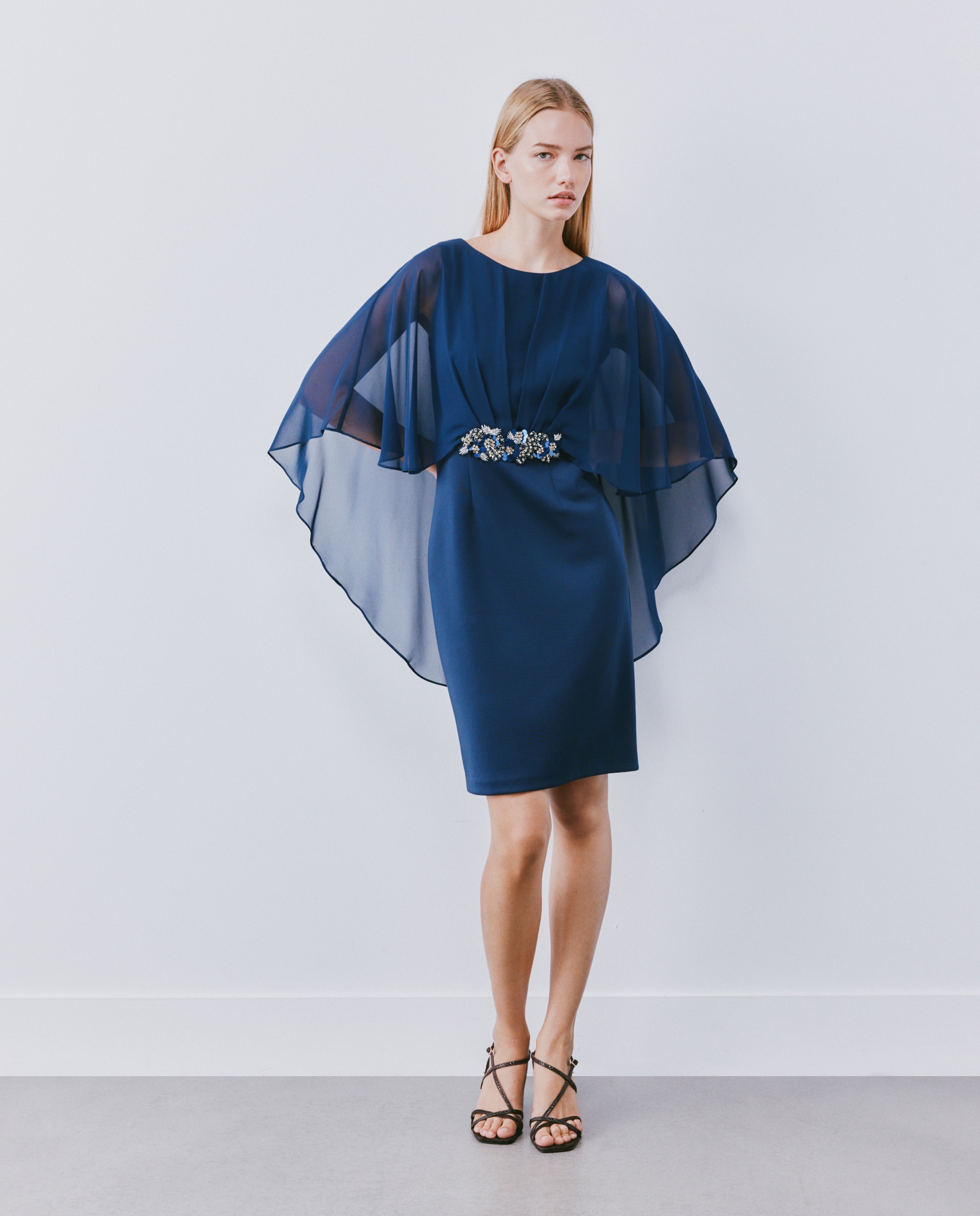 Imagem 0 de Vestido Curto Elástico com Capa e Pregadeira na Cintura