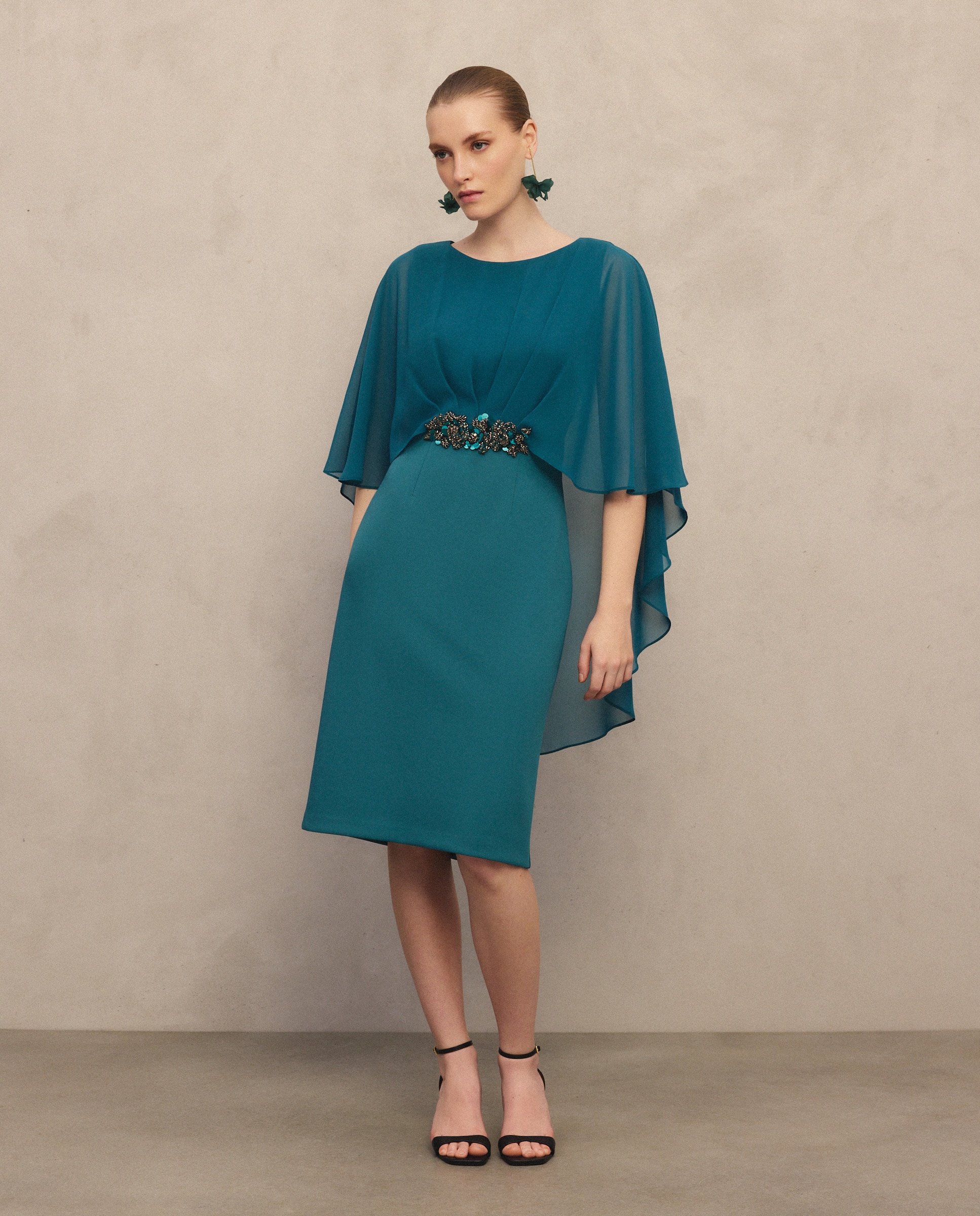 Imagem 0 de Vestido Curto Elástico com Capa e Pregadeira na Cintura