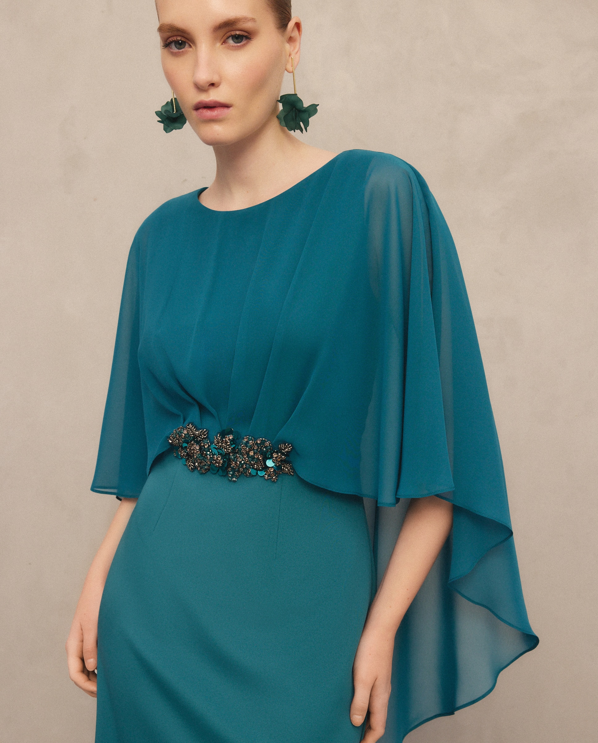 Vestido Curto Elástico com Capa e Pregadeira na Cintura 530 Verde Escuro-2