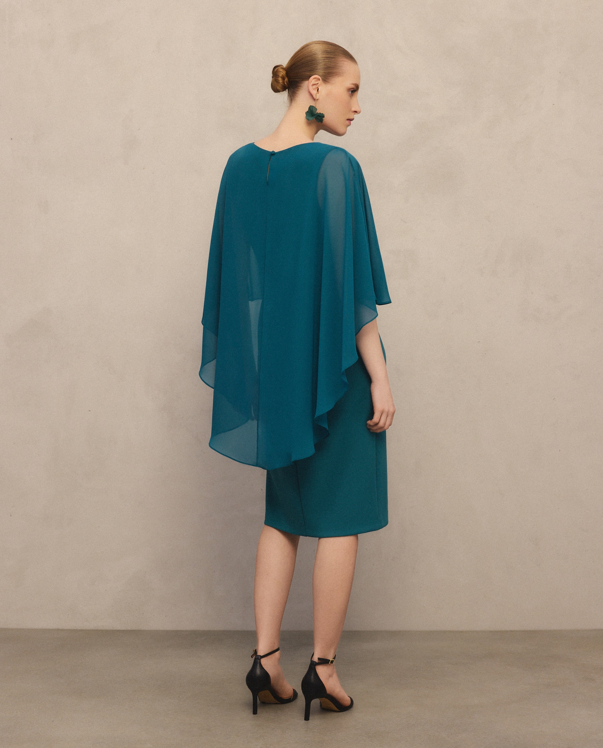 Vestido Curto Elástico com Capa e Pregadeira na Cintura 530 Verde Escuro-3