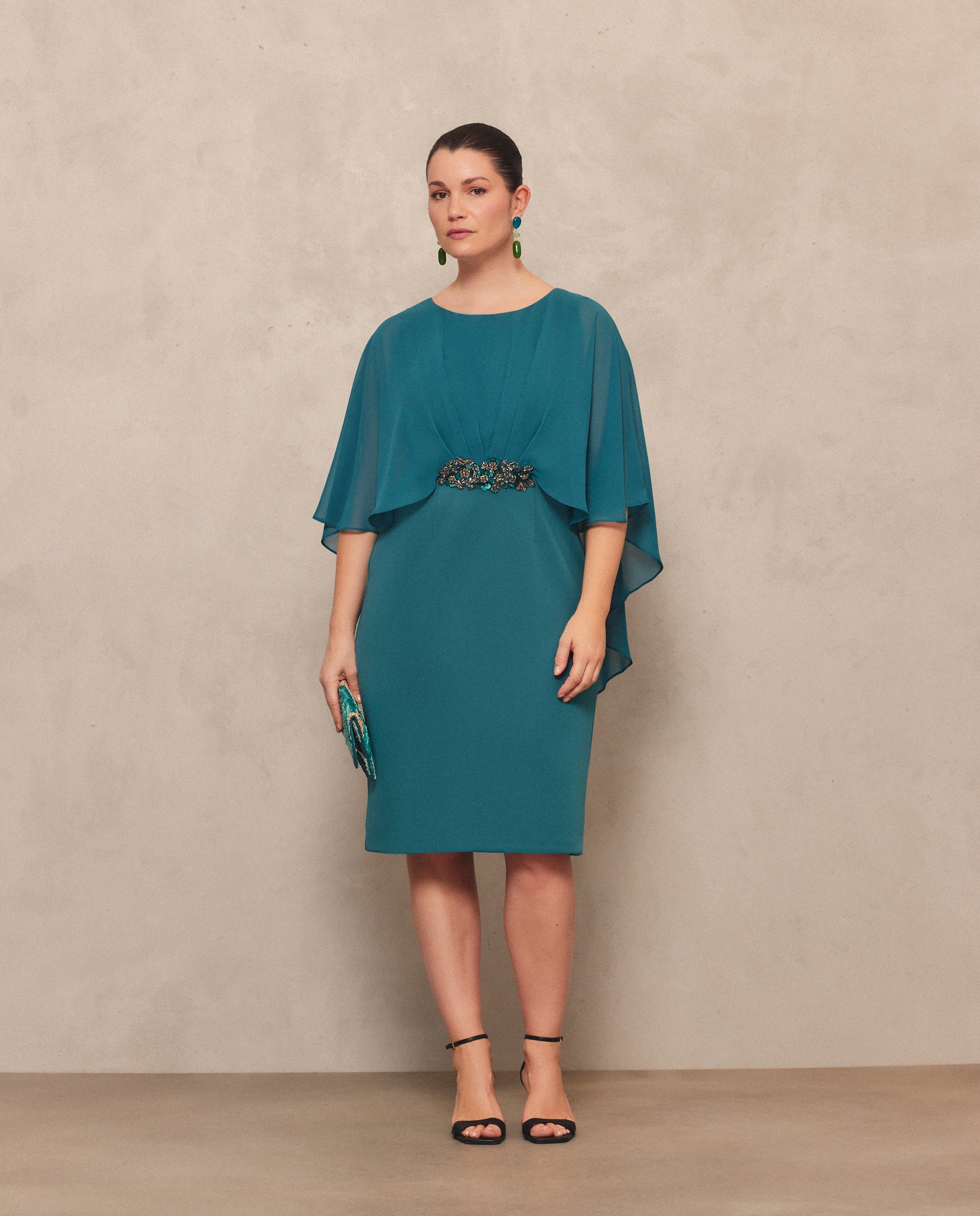 Vestido Curto Elástico com Capa e Pregadeira na Cintura 530 Verde Escuro-4