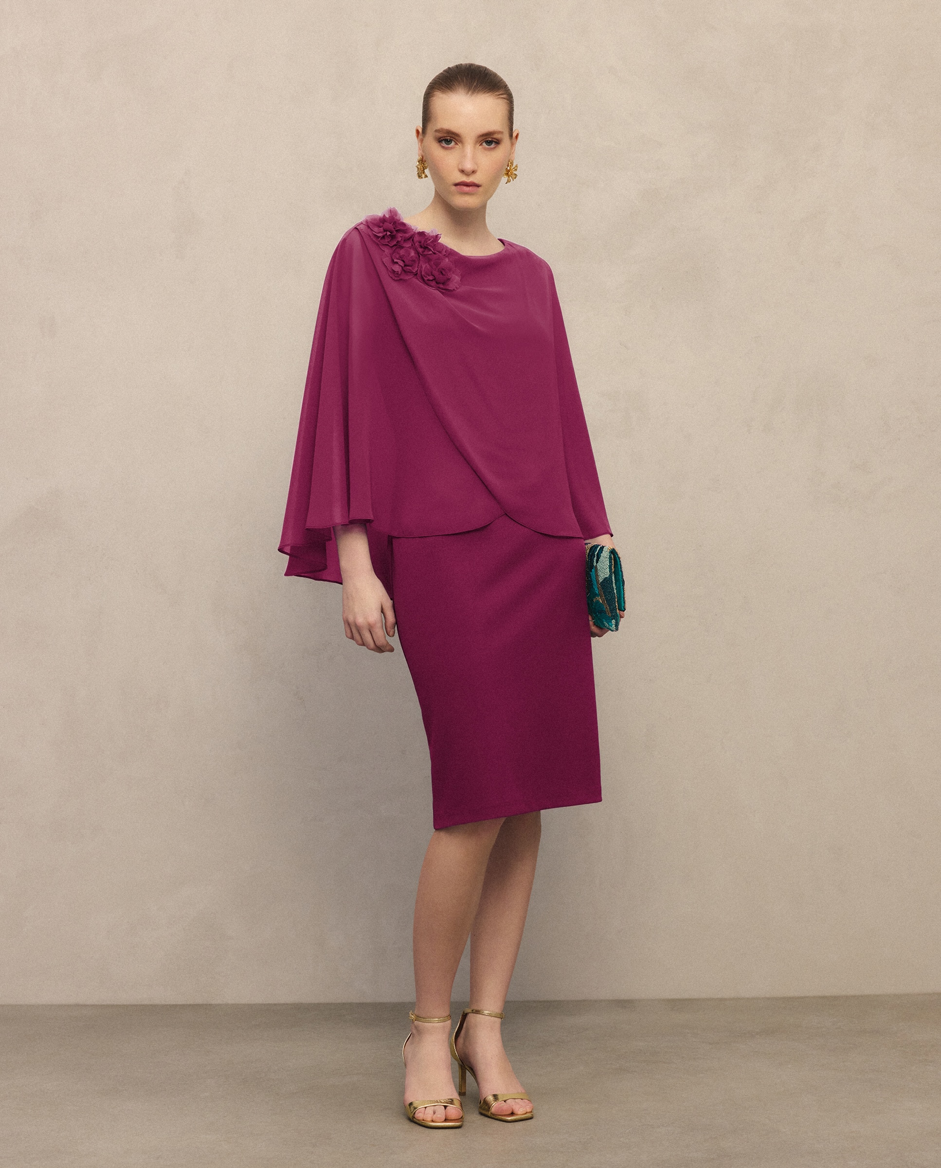 Imagem 0 de Vestido Curto Elástico de Capelina Aberta com Flor