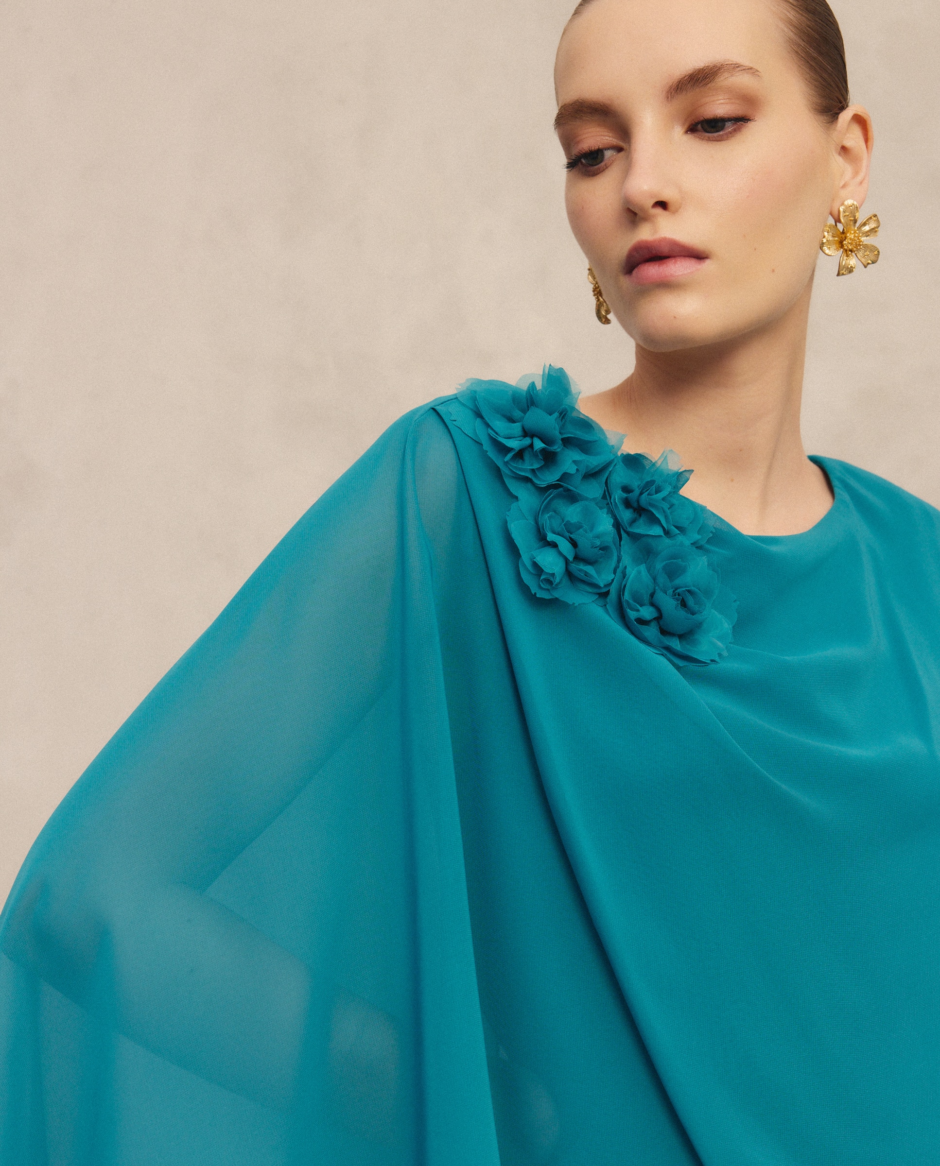 Vestido Curto Elástico de Capelina Aberta com Flor Verde-2