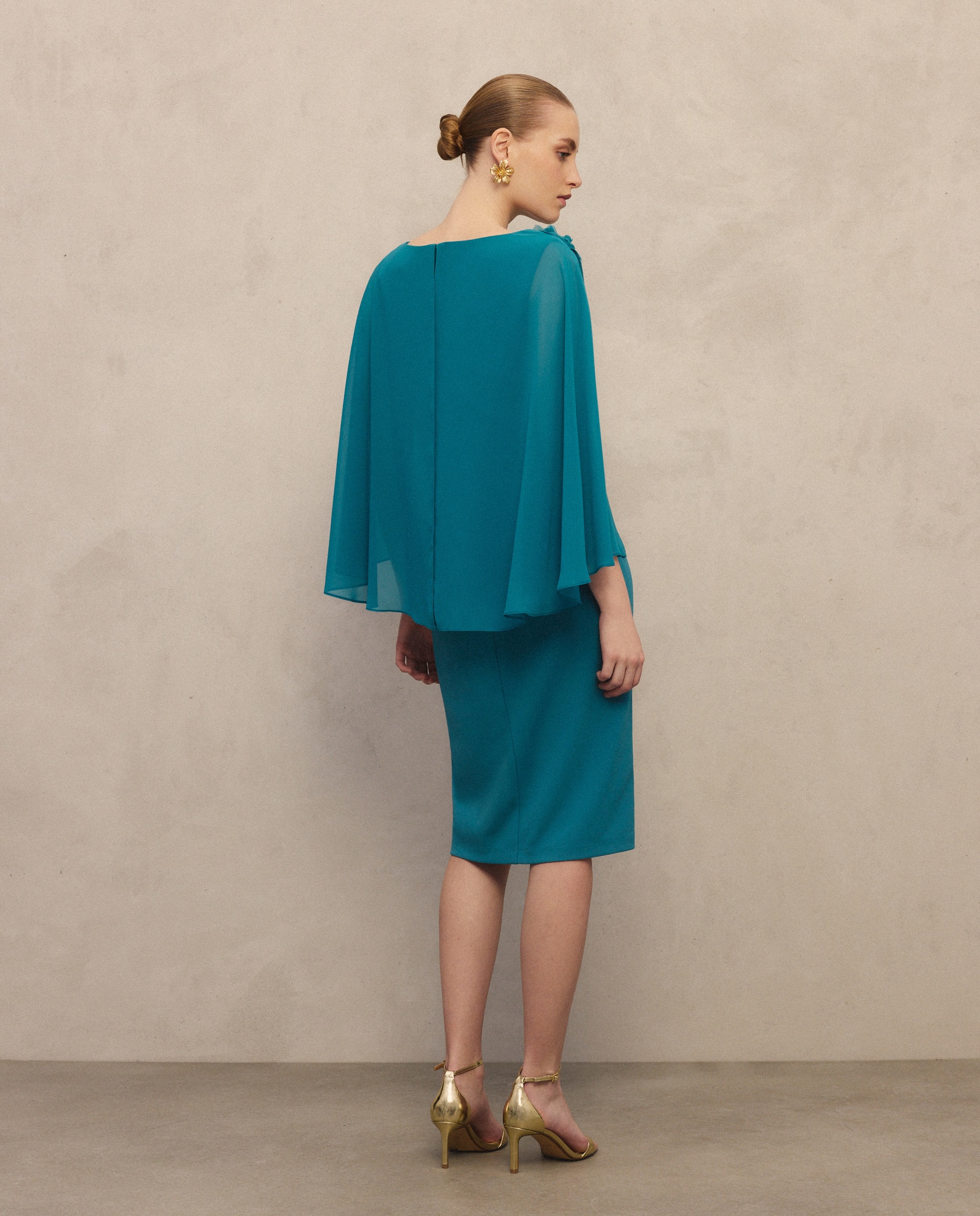 Vestido Curto Elástico de Capelina Aberta com Flor Verde-3