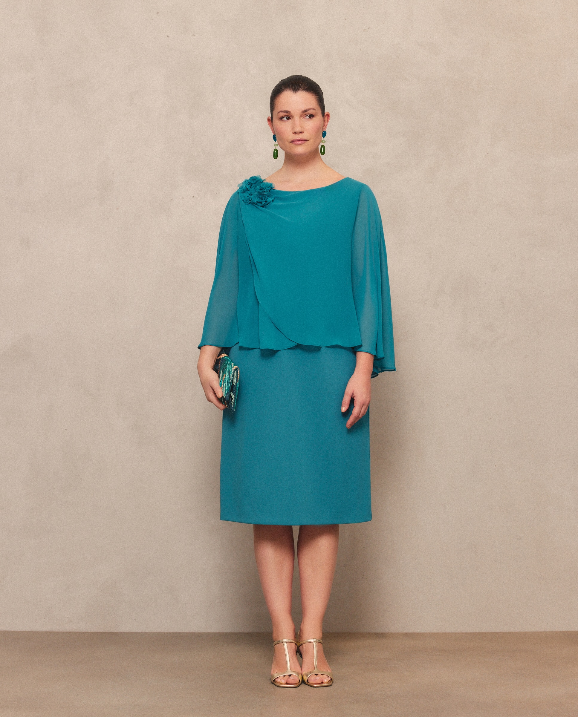 Vestido Curto Elástico de Capelina Aberta com Flor Verde-4