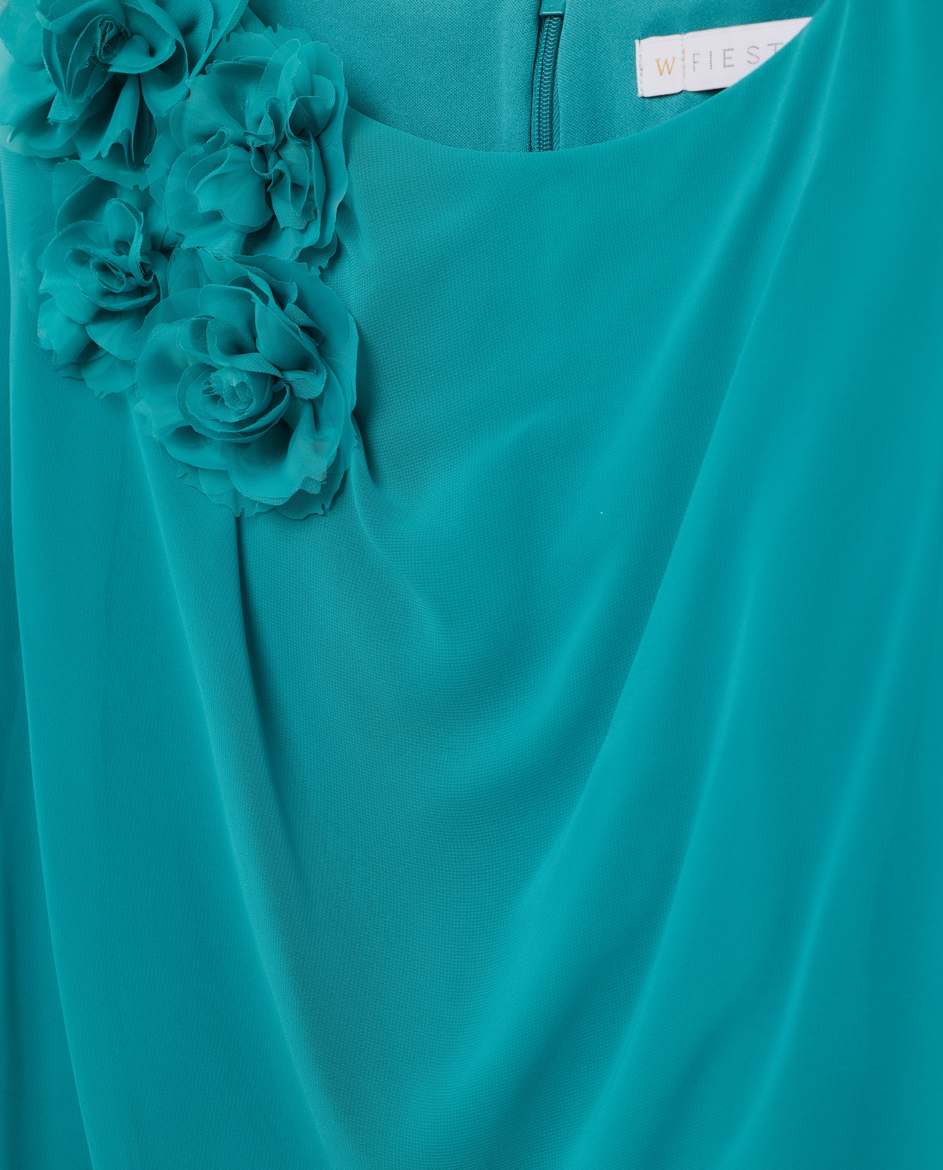 Vestido Curto Elástico de Capelina Aberta com Flor Verde-6