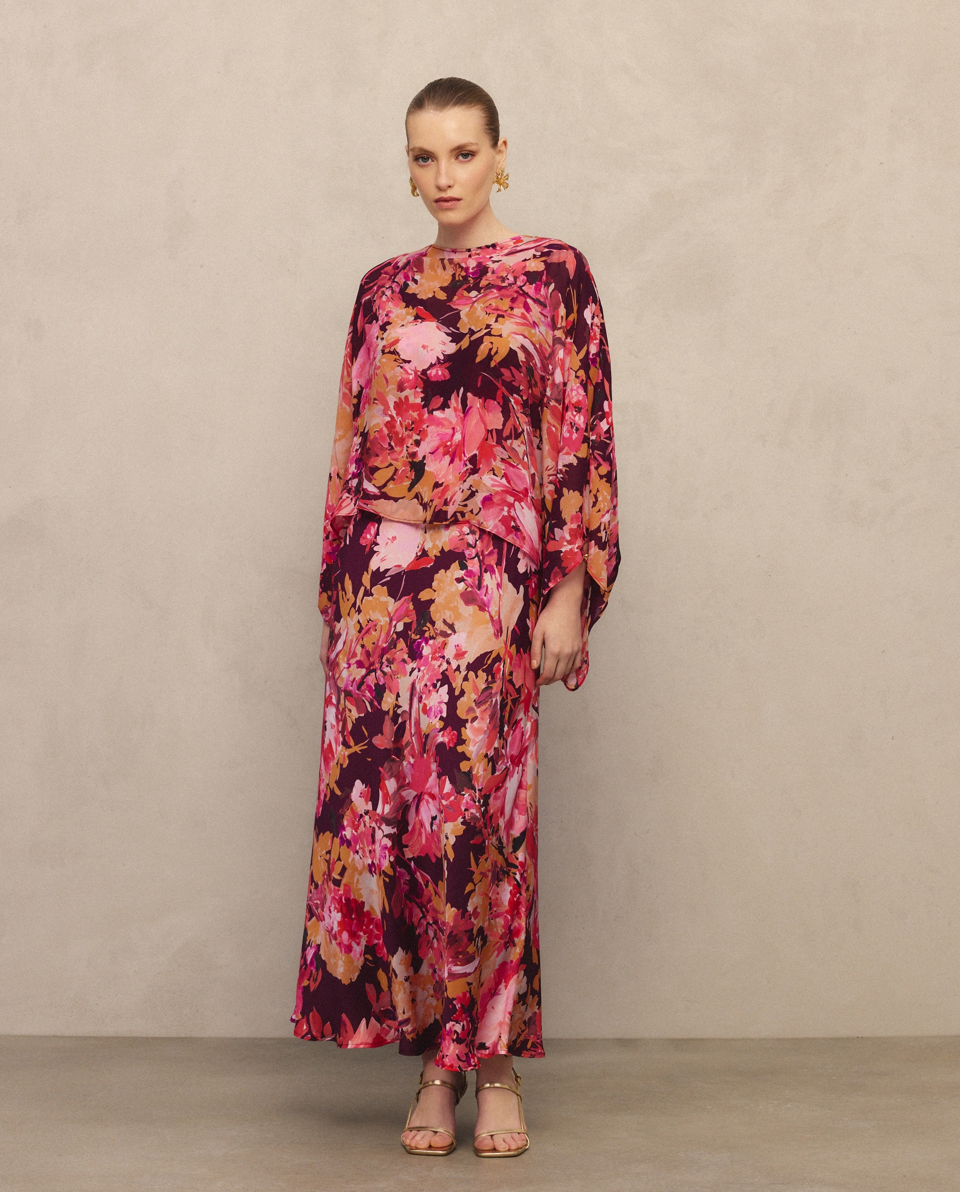 Imagem 0 de Vestido de Padrão Florido com Capelina