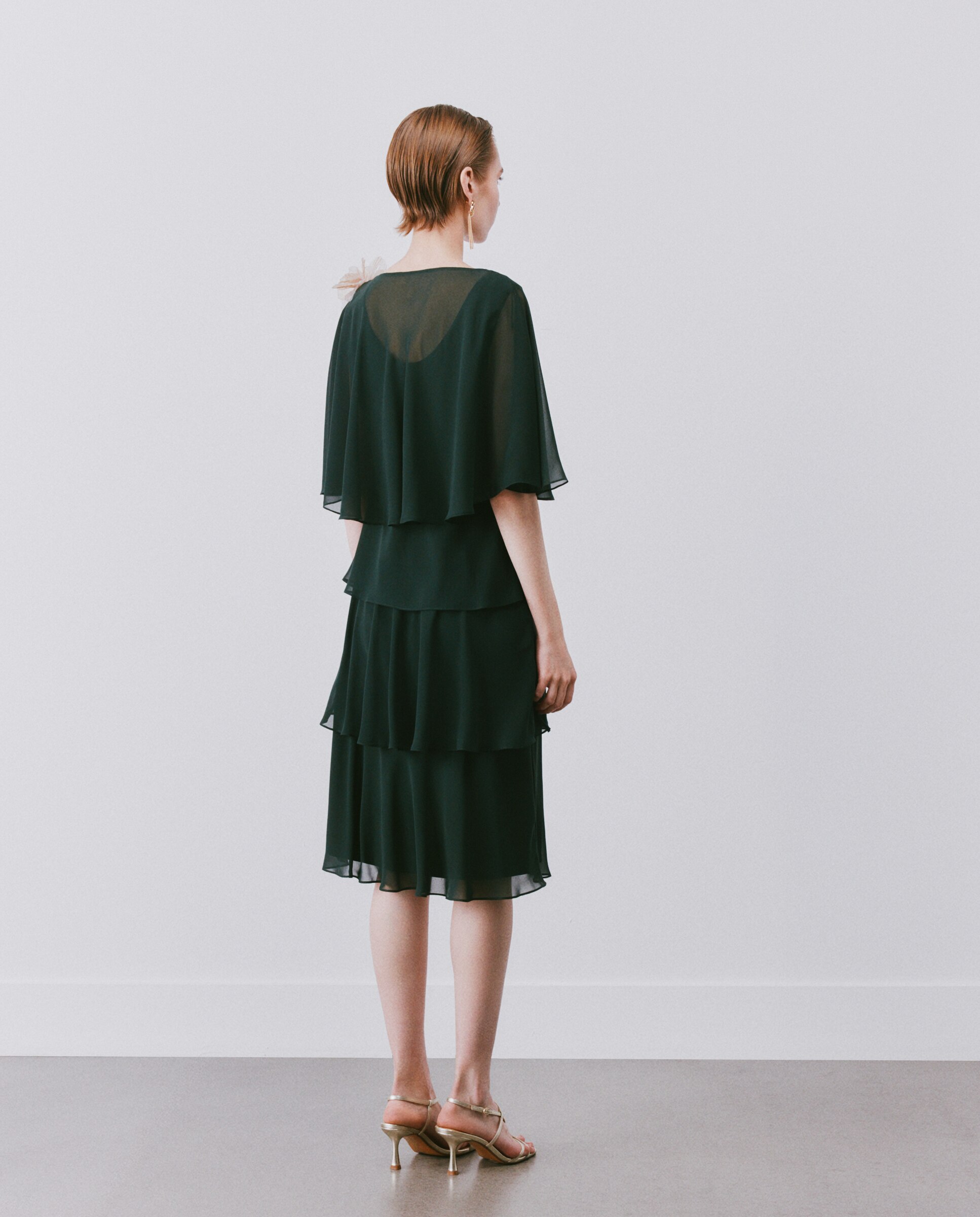 Vestido Curto Multicamadas sem Mangas e com Capelina Estampada 530 Verde Escuro-3