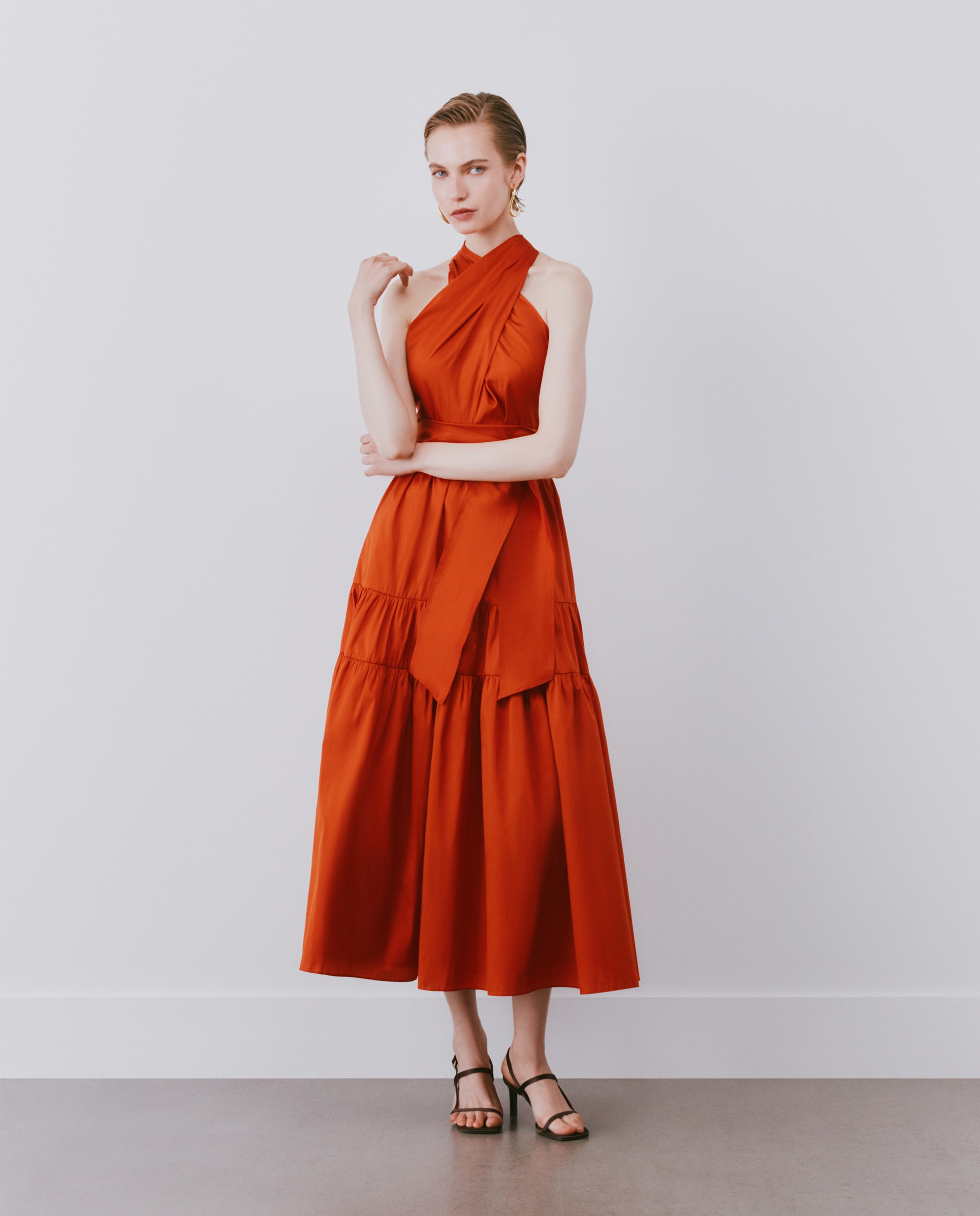 Imagen 0 de Vestido midi con cuello halter Naranja quemado