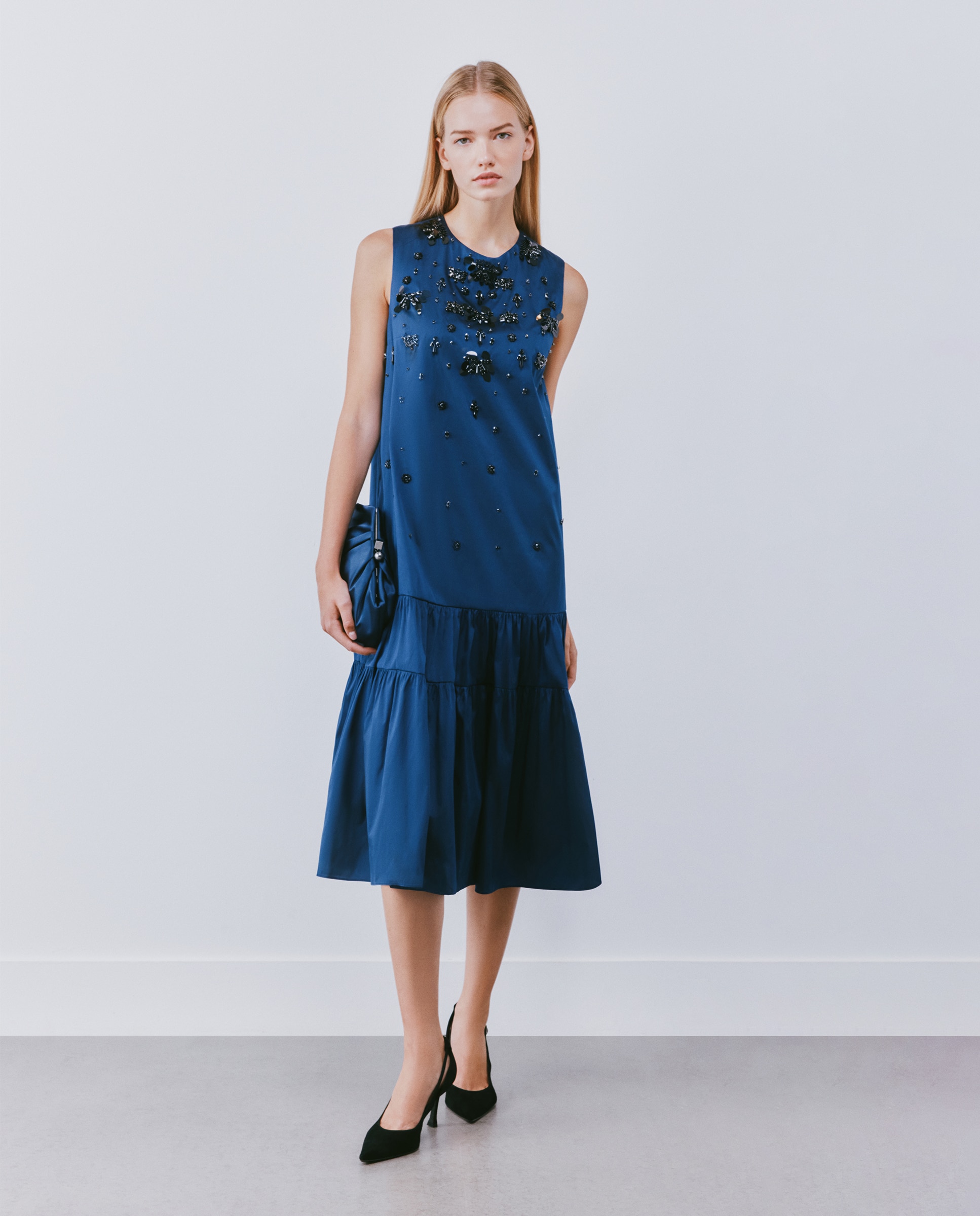 Imagem 0 de Vestido Midi sem Mangas e com Detalhe de Pedraria