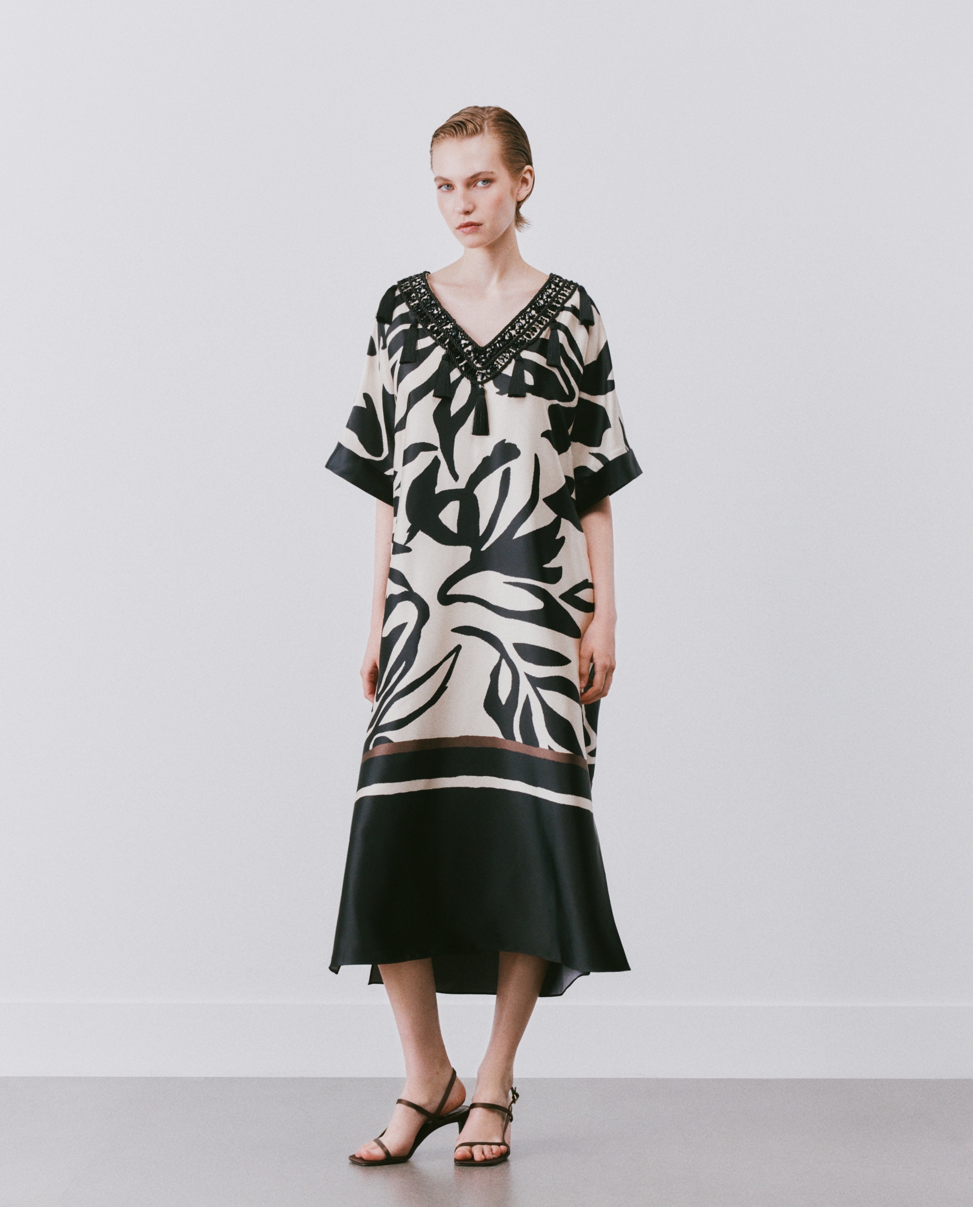 Imagen 0 de Vestido midi estilo túnica con borlas en escote Blanco