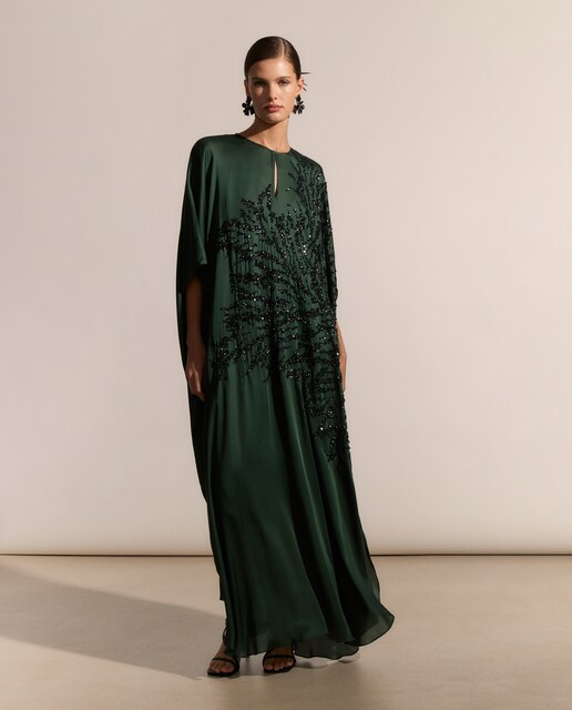 Vestido kaftán largo con flor en pedrería
