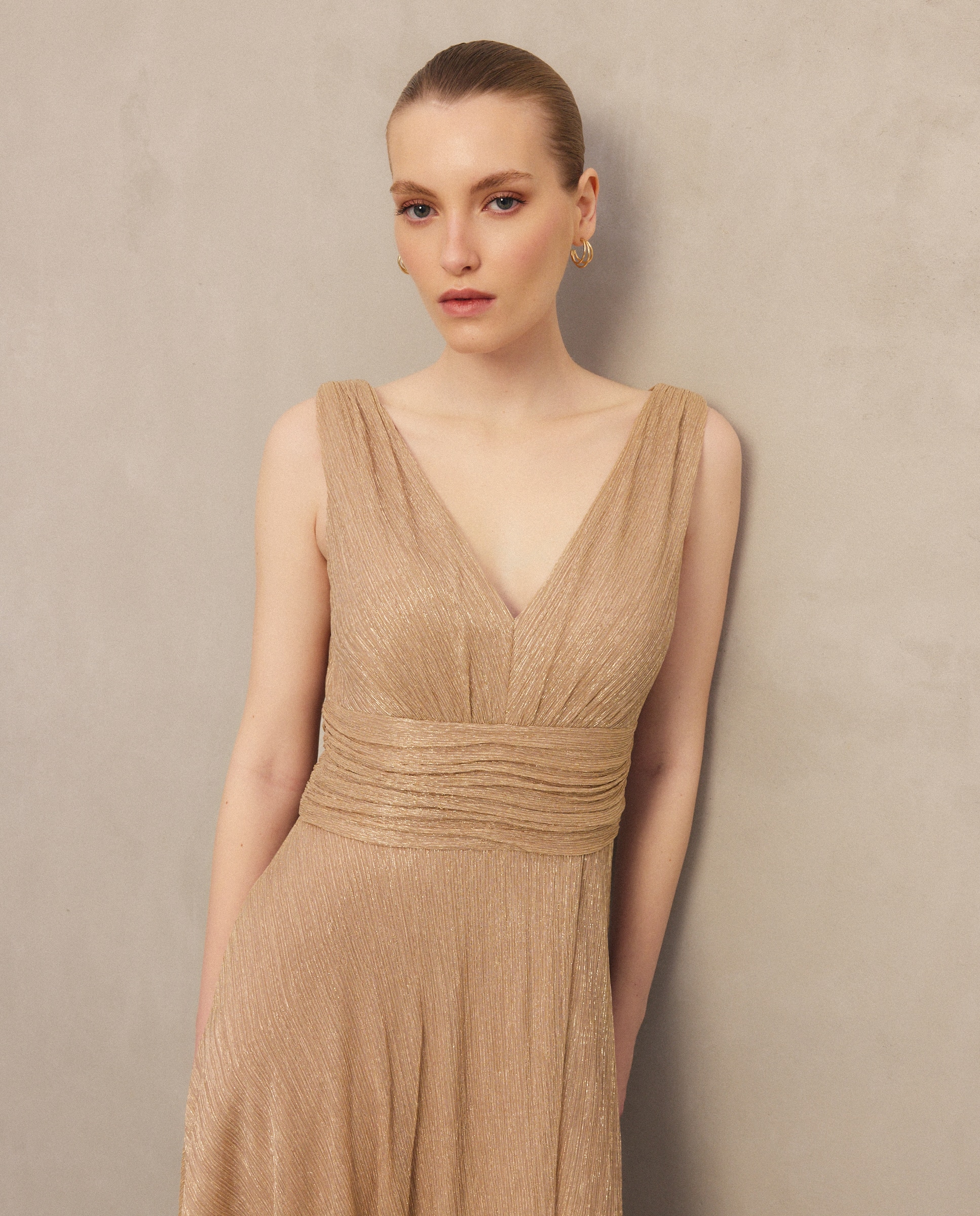 Vestido Comprido de Malha com Decote em Bico 390 Ouro-2