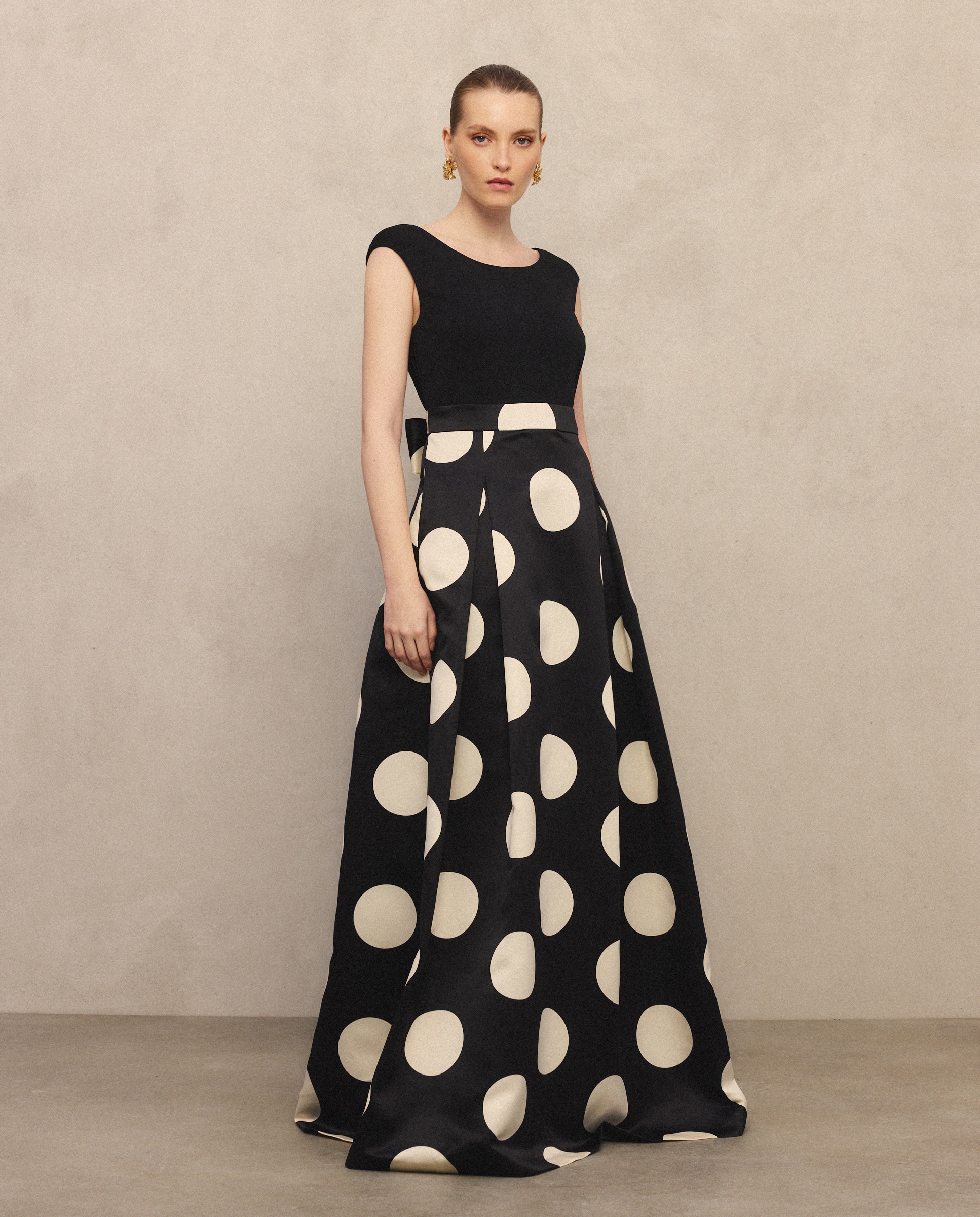Imagem 0 de Vestido Comprido com Top de Malha e Saia às Bolinhas