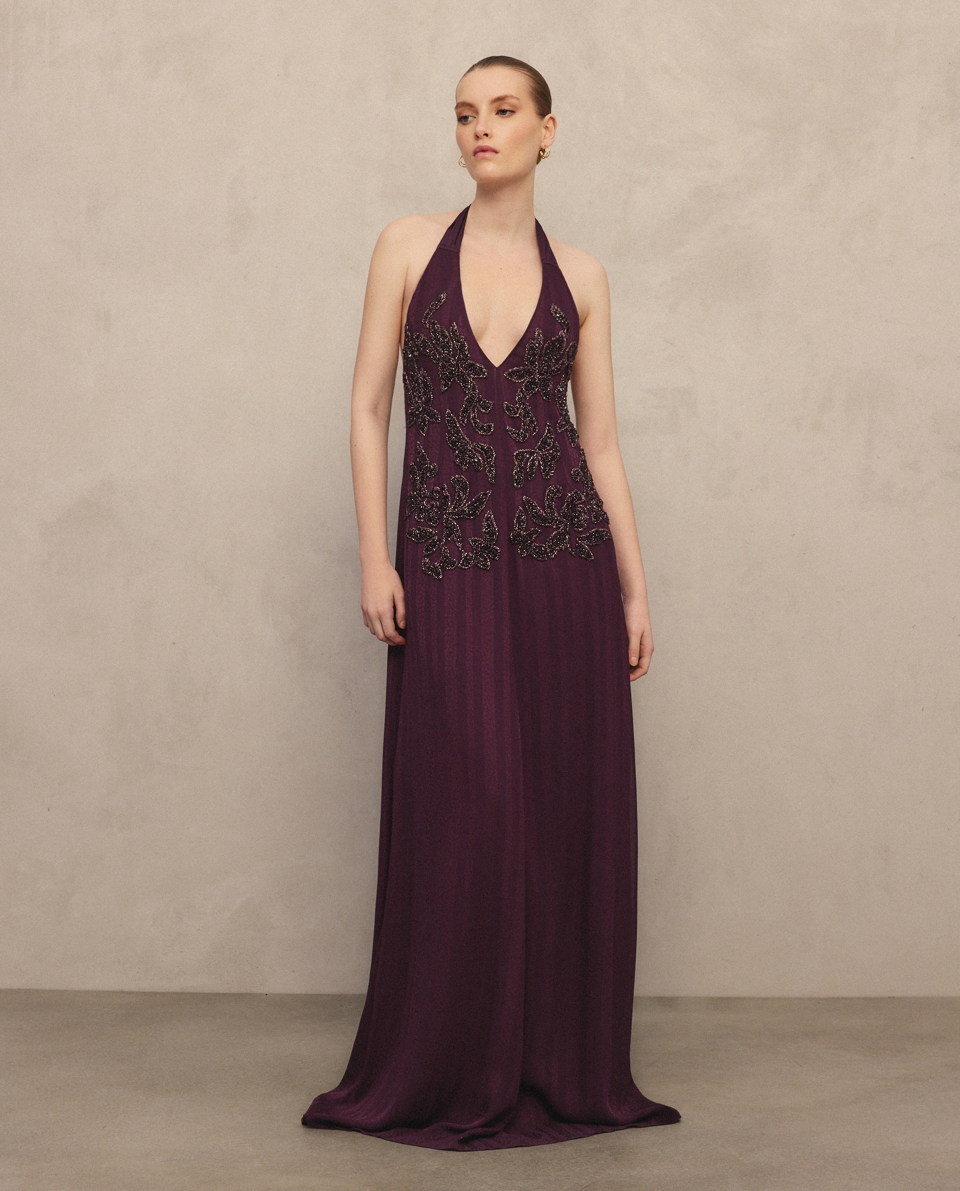 Imagen 0 de Vestido largo con pedrería y escote halter 291 Berenjena