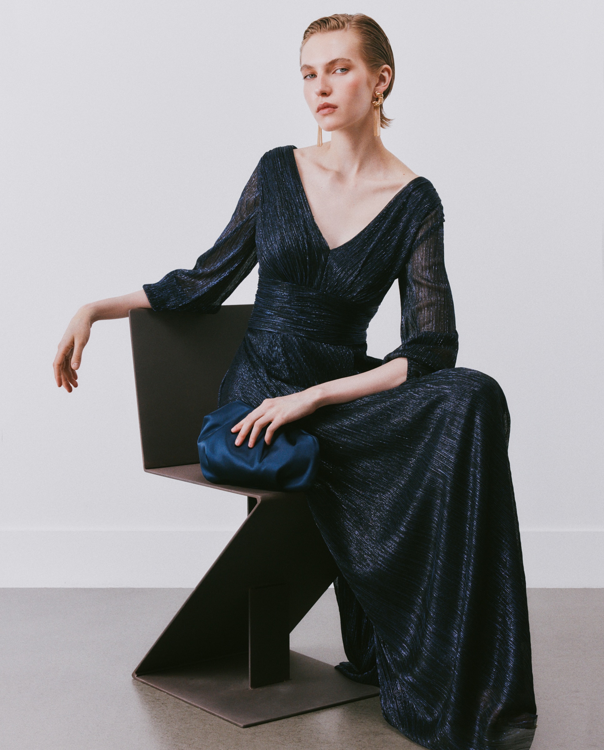Imagen 0 de Vestido largo con lúrex con escote pico Azul marino