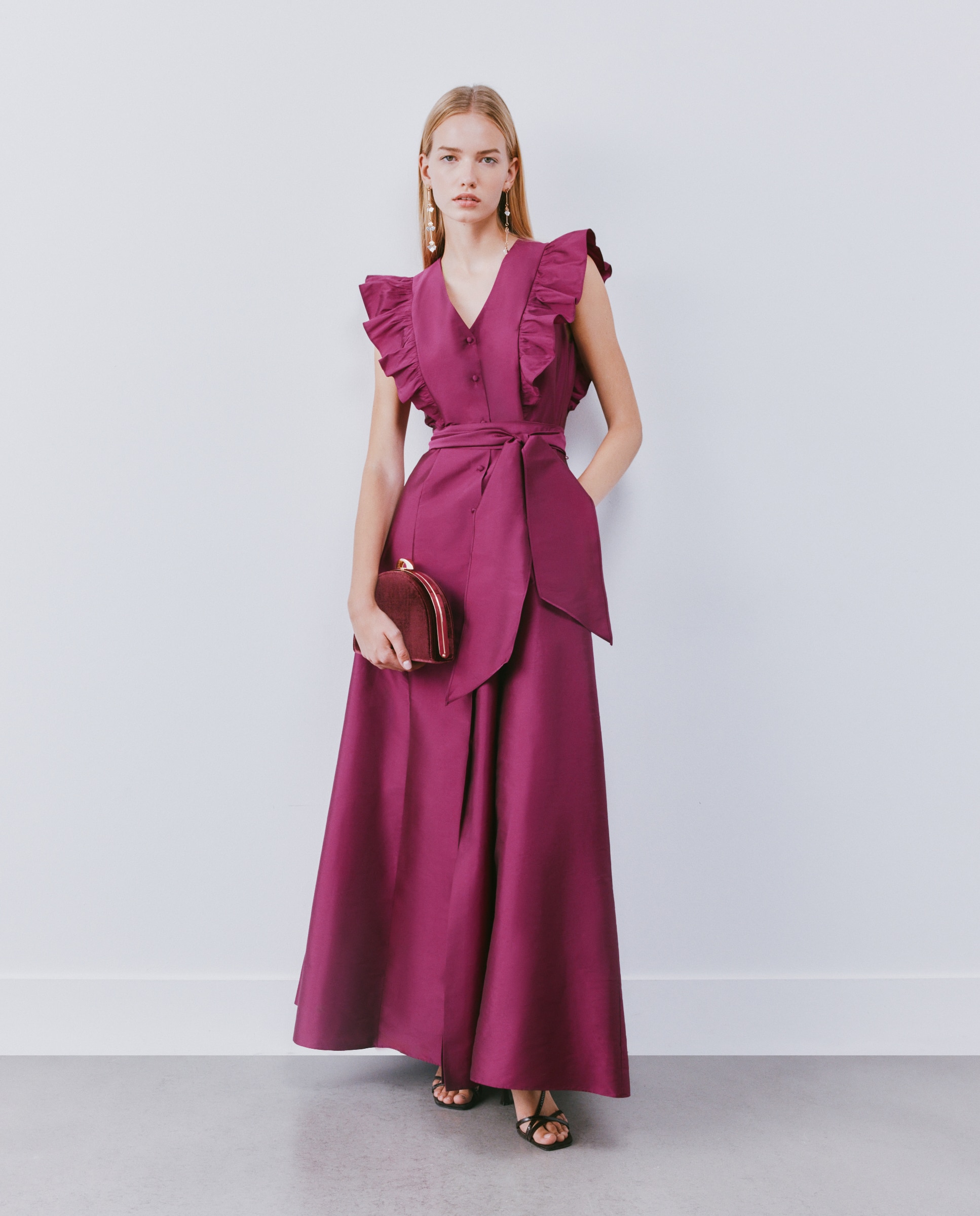 Imagem 0 de Vestido comprido sem mangas e com decote em bico